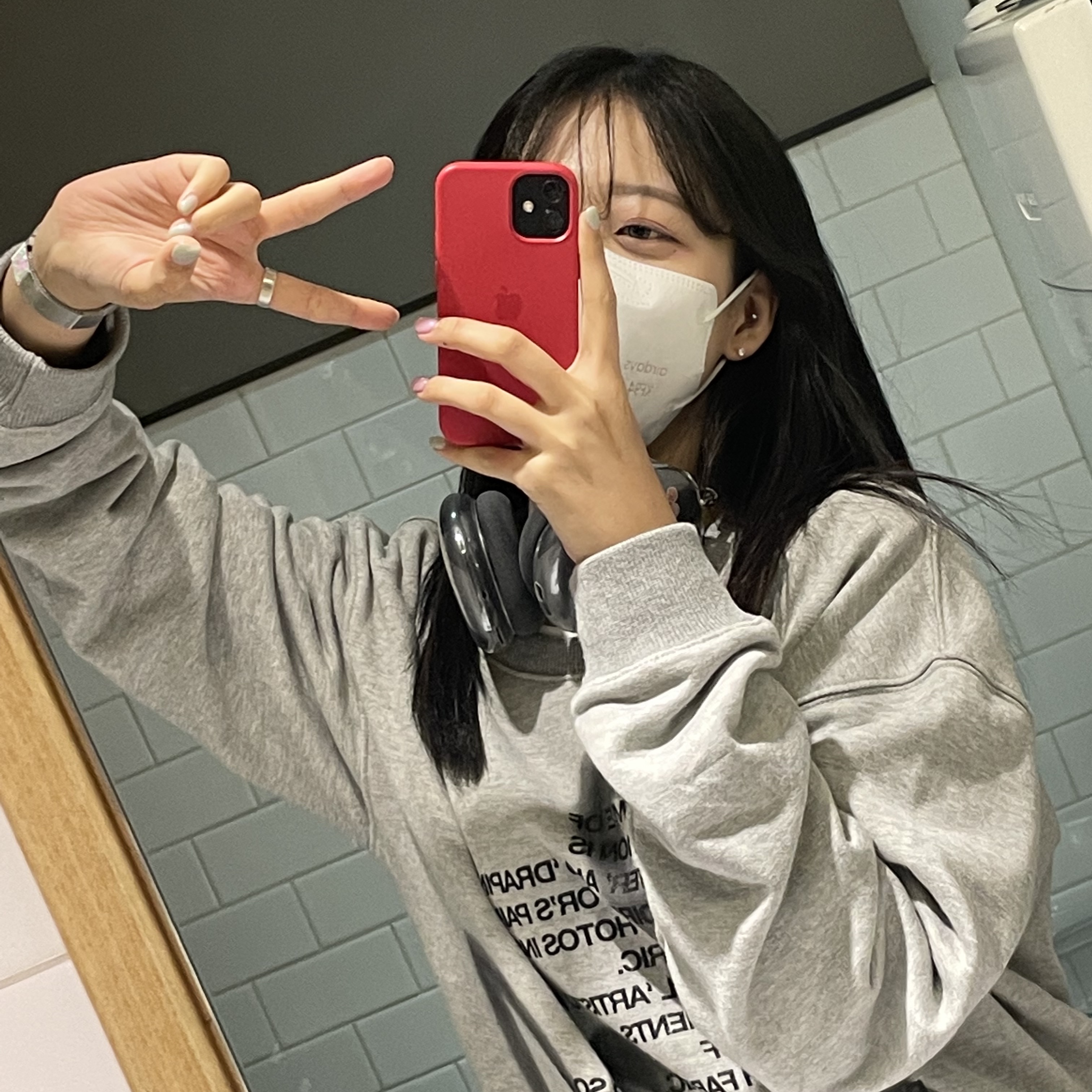 [KREAM 단독] The Museum Visitor Heart Sprayed Sweatshirt Grey - 22PF 착용 스타일 - 2