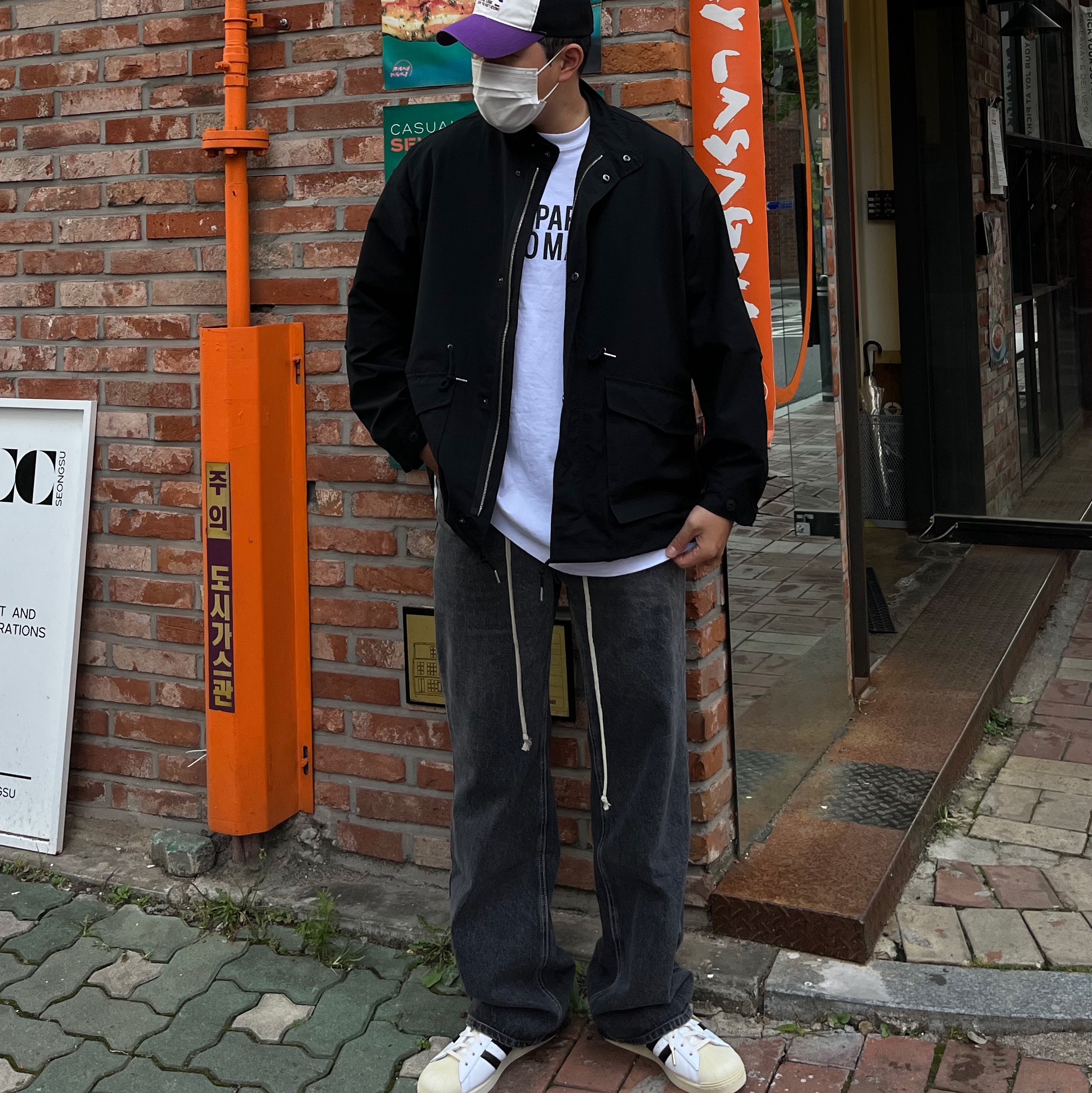 Adidas Superstar Premium White Black 착용 스타일 - 2