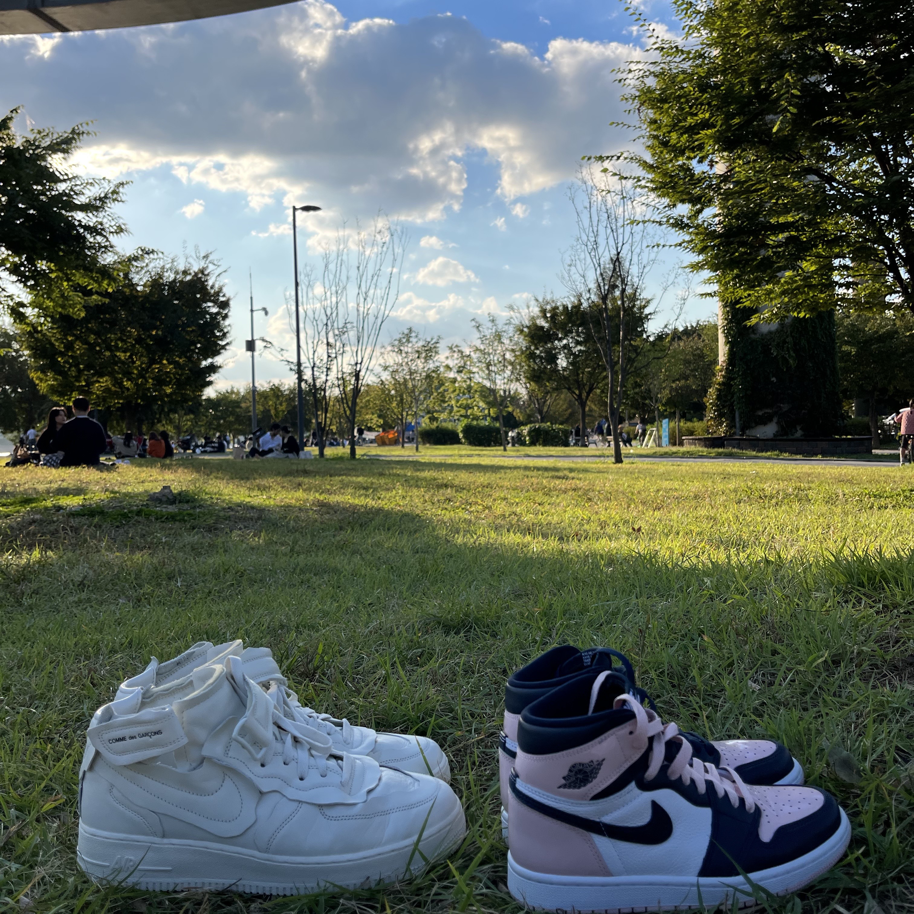 (W) Jordan 1 Retro High OG Atmosphere, Nike x Comme des Garcons Homme Plus Air Force Mid White 착용 스타일