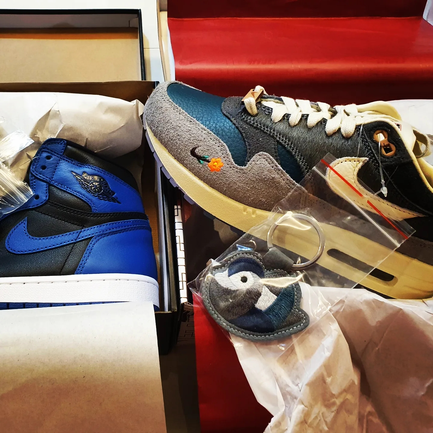 Jordan 1 Retro High OG Dark Marina Blue, Nike x Kasina Air Max 1 SP Won-Ang Particle Grey 착용 스타일 - 1