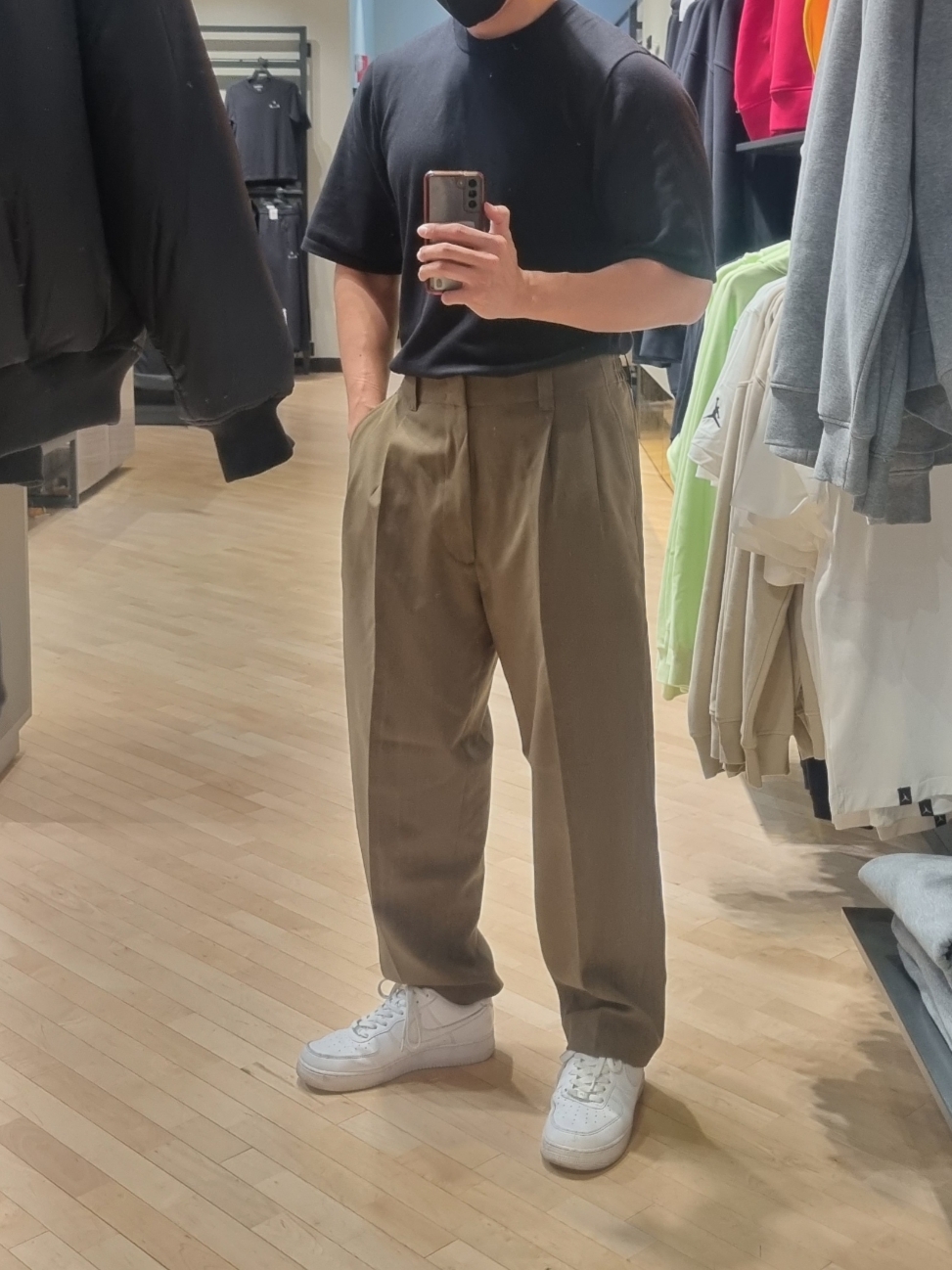 Uniqlo x Marni Wide Fit Pleated Trousers Olive 착용 스타일