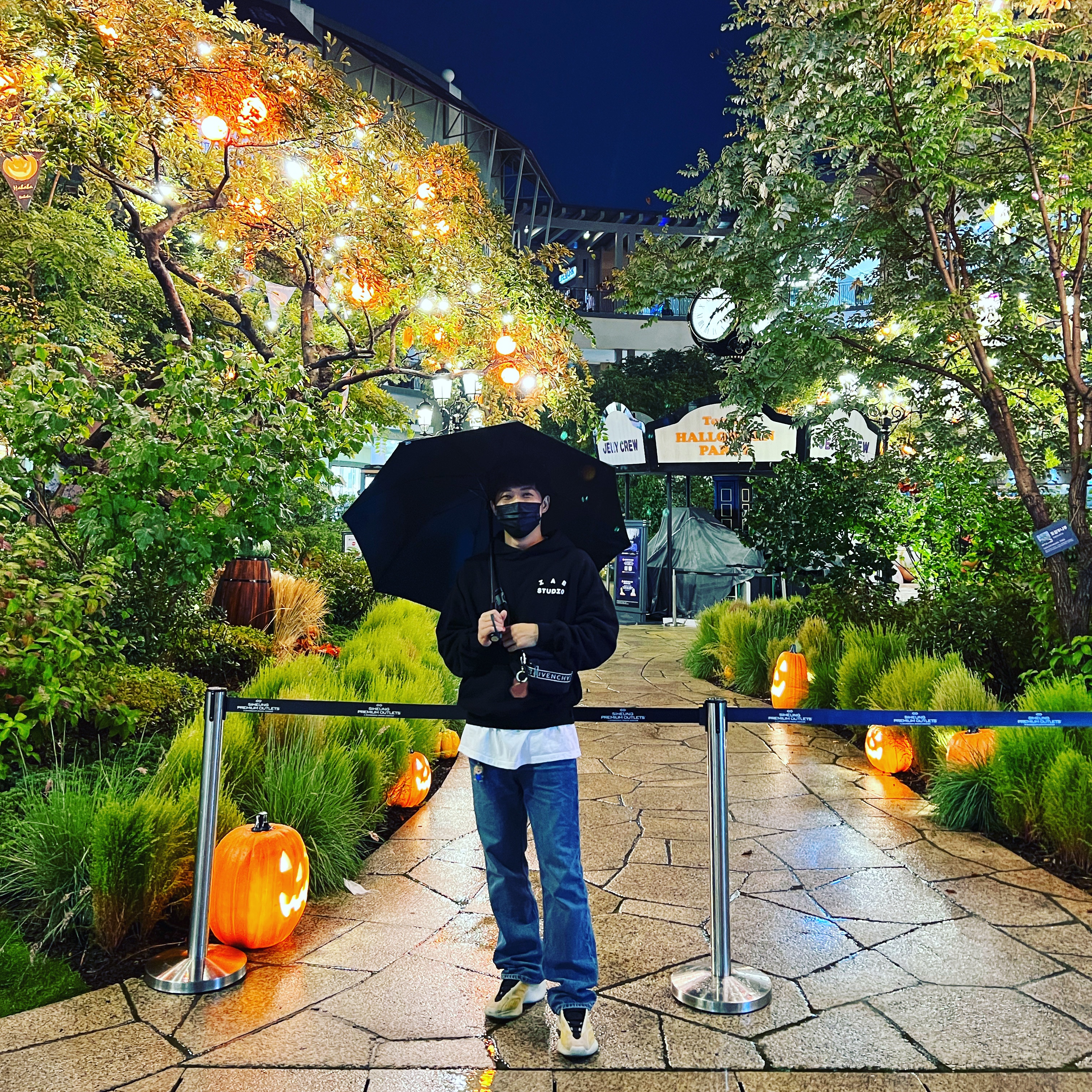 IAB Studio Hoodie Black White, Adidas Yeezy 700 V3 Mono Safflower 착용 스타일 - 1