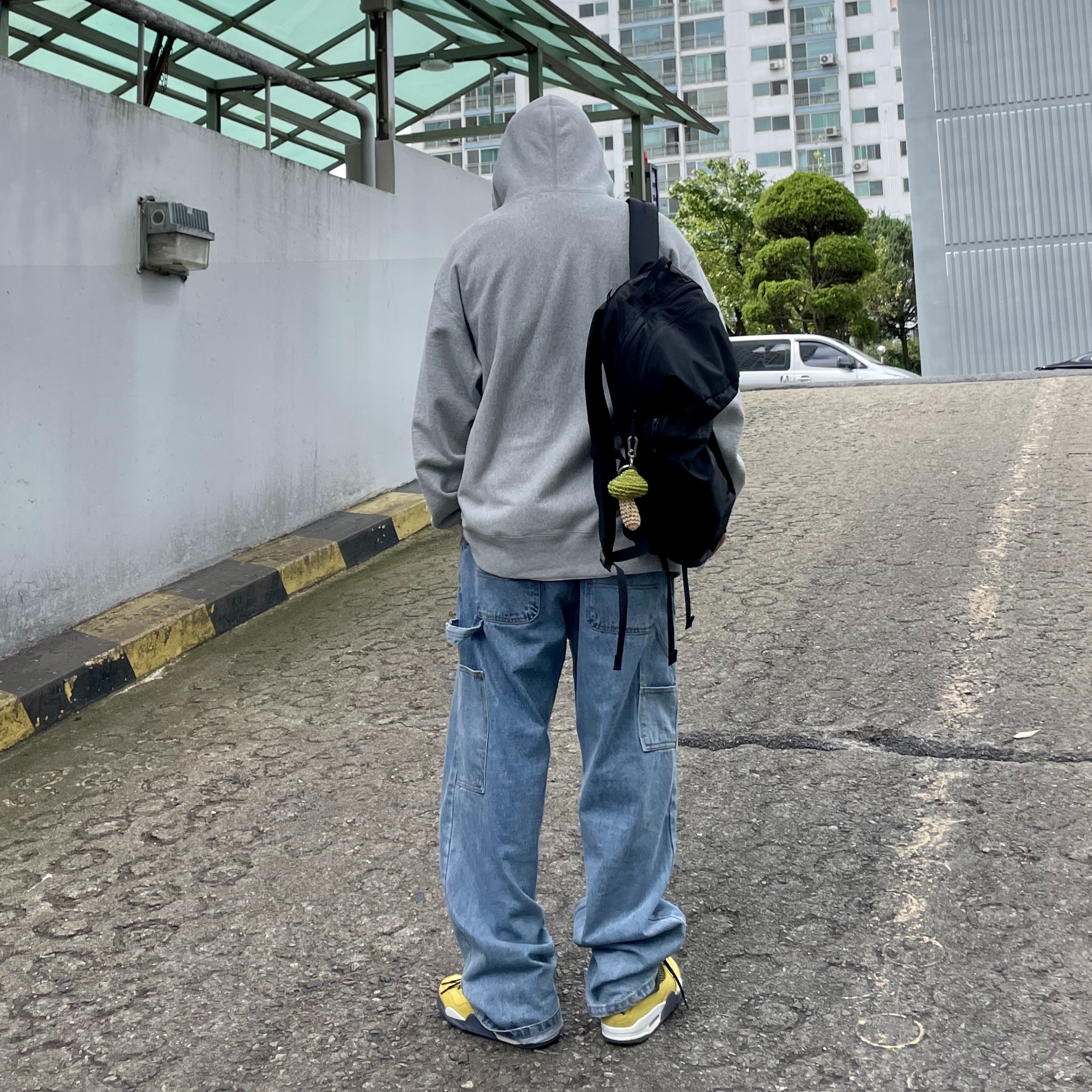 Stussy Mushroom Raffia Keychain, Supreme Pearl Logo Hooded Sweatshirt Heather Grey - 21FW 착용 스타일 - 1