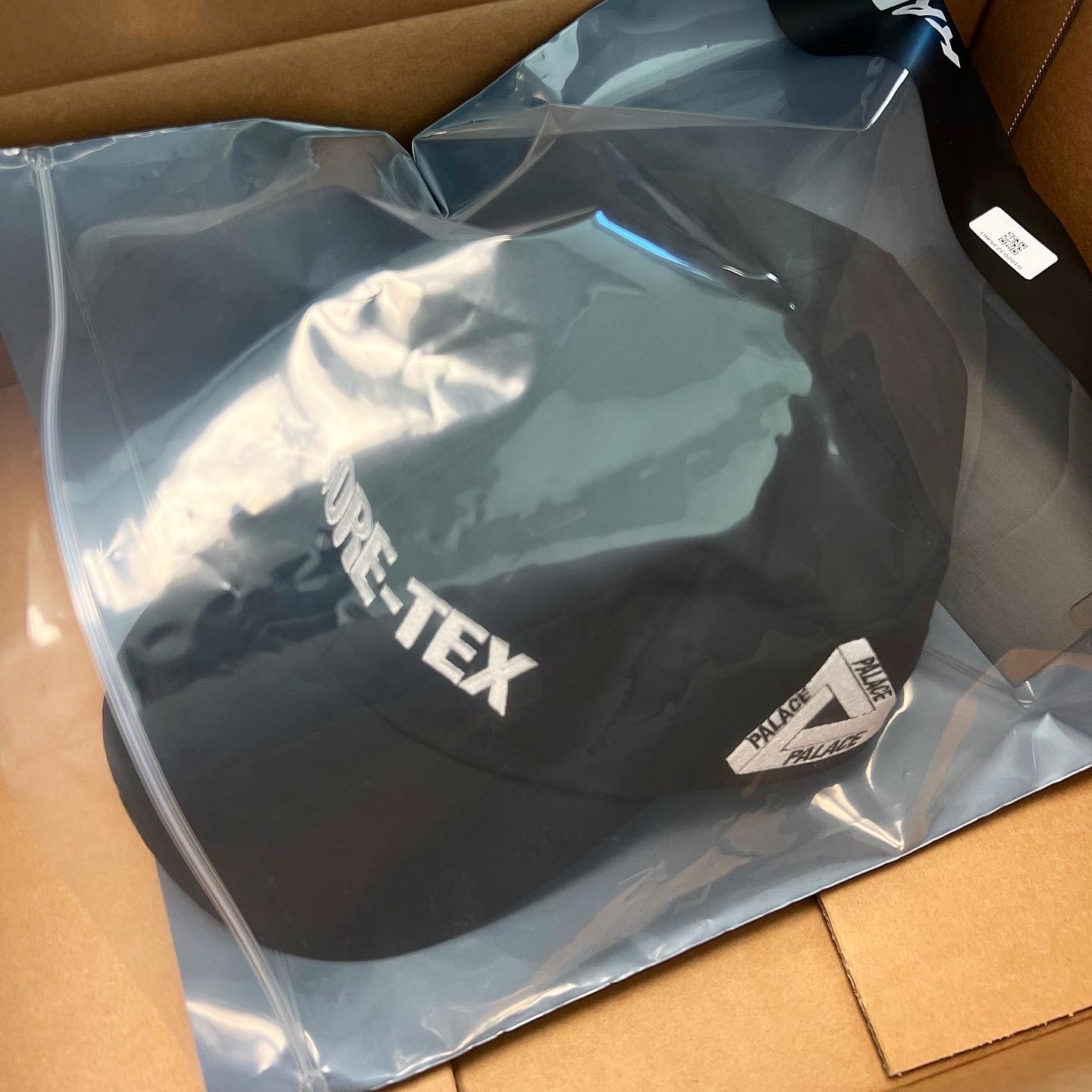 Palace Gore-Tex 6-Panel Black - 22FW 착용 스타일 - 3