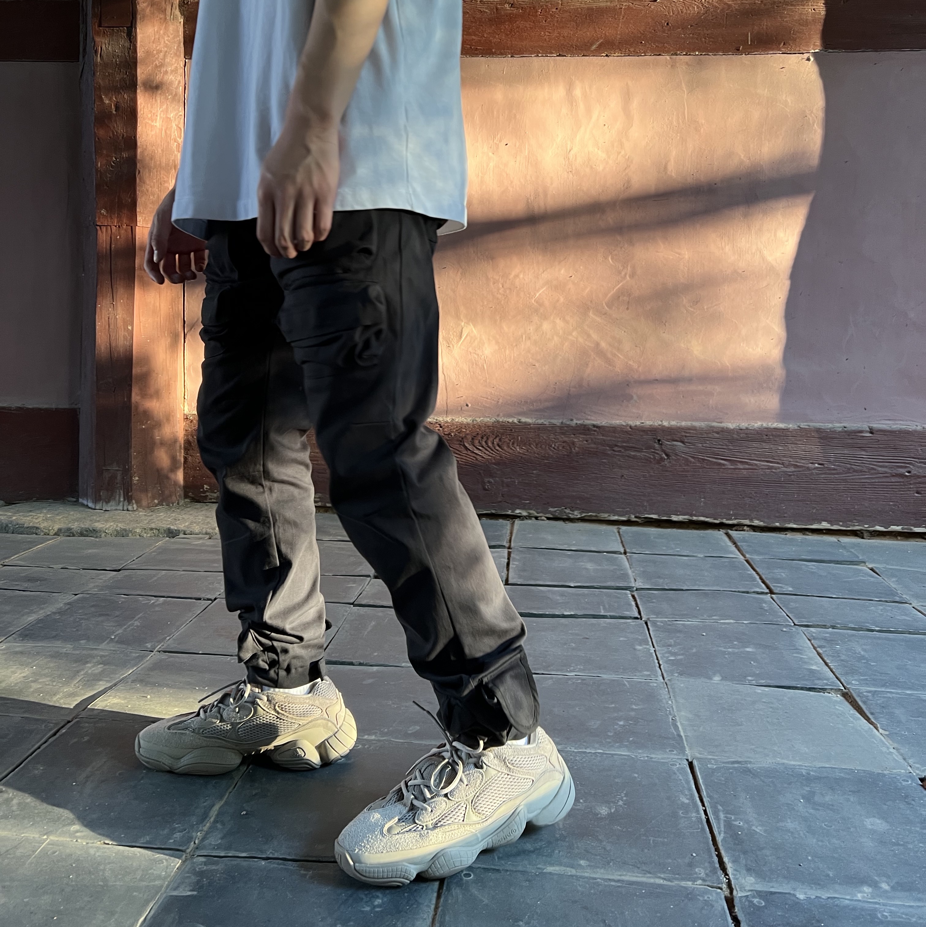 Adidas Yeezy 500 Taupe Light, Zara x Ader Error Graphic T-Shirt White 착용 스타일 - 2