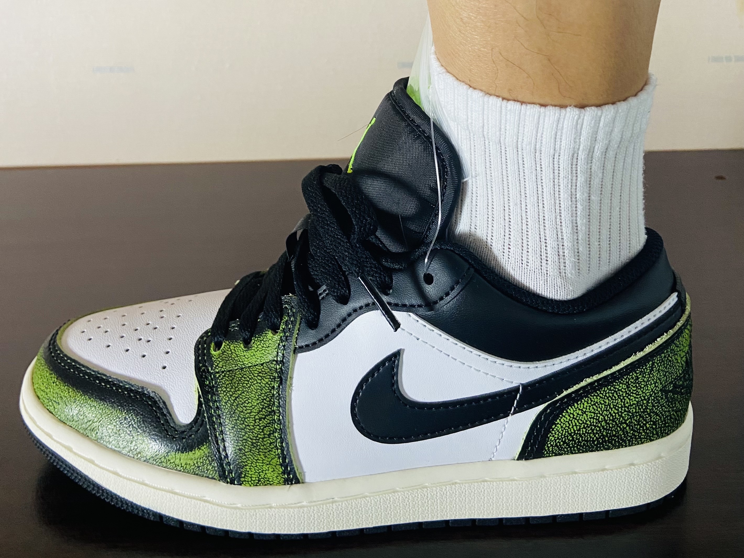 Jordan 1 Low SE Black Electric Green 착용 스타일