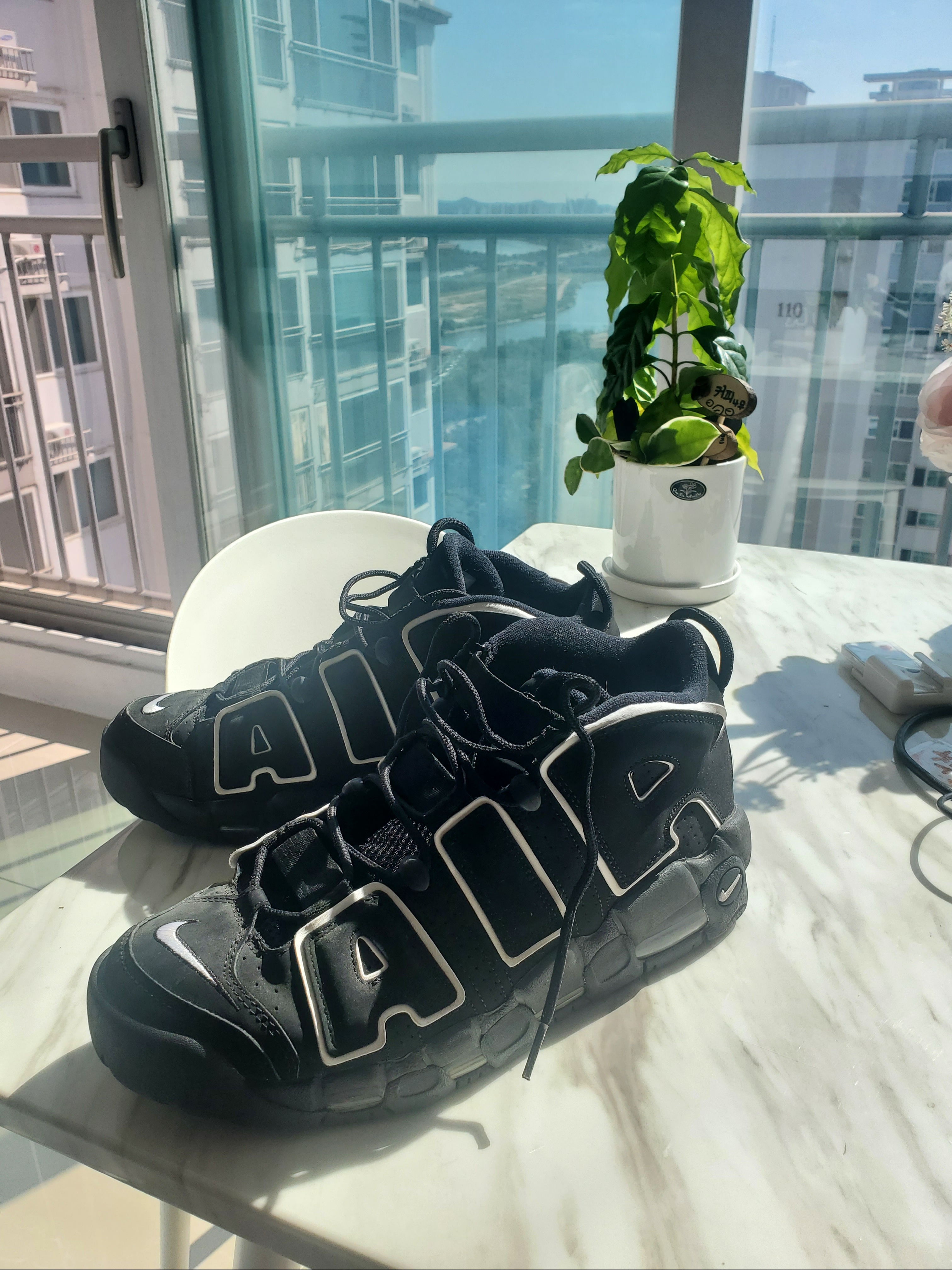 Nike Air More Uptempo Black White 2020 착용 스타일 - 1