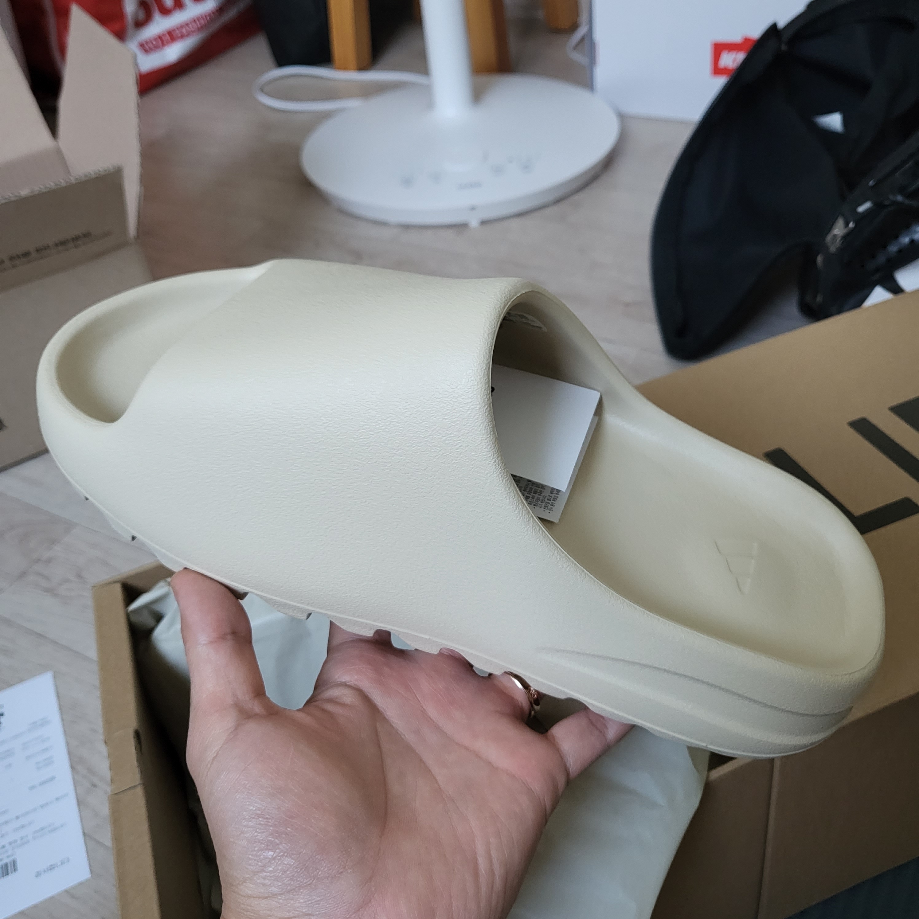 Adidas Yeezy Slide Bone 2022/2023 착용 스타일 - 1