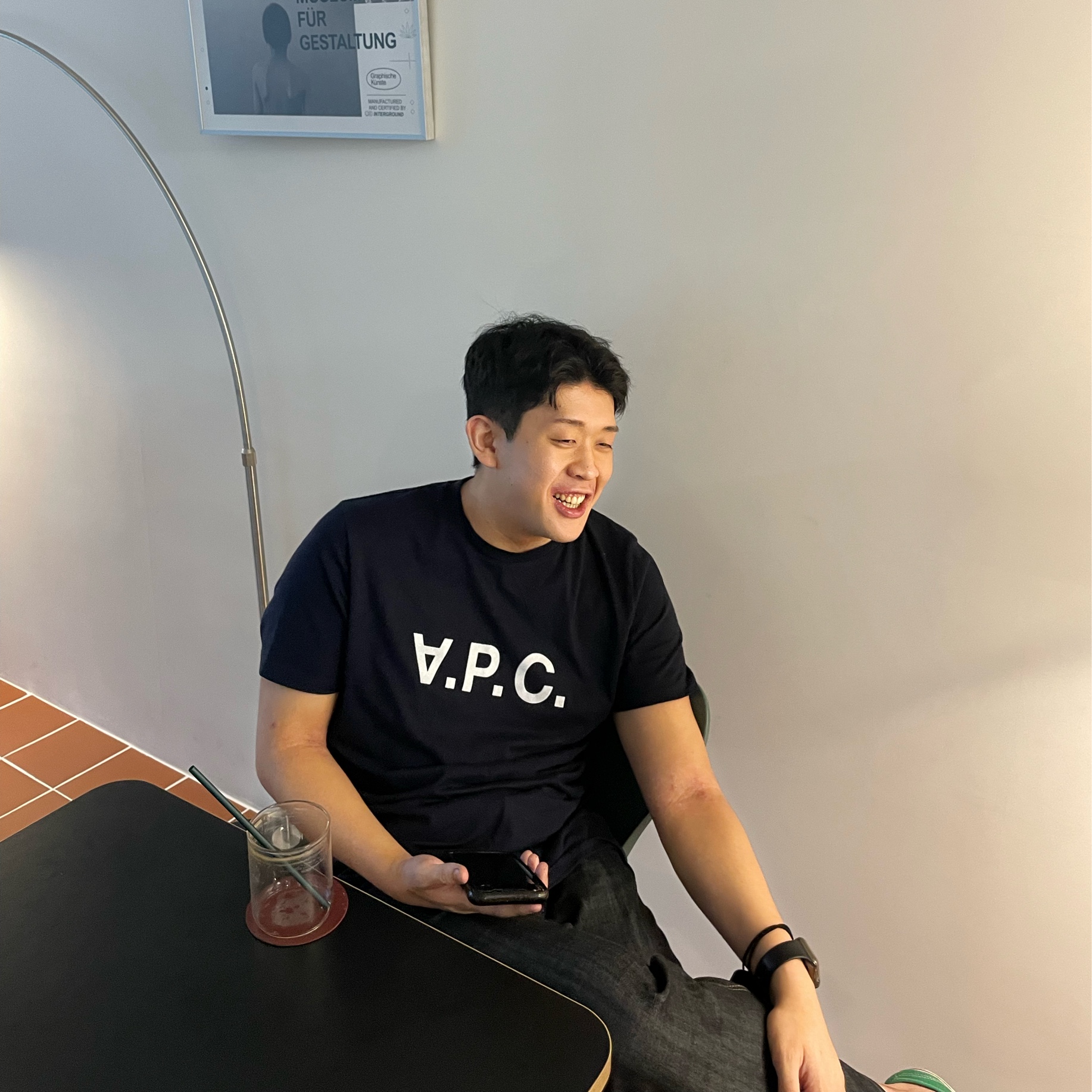 A.P.C. VPC T-Shirt Dark Navy 착용 스타일 - 1