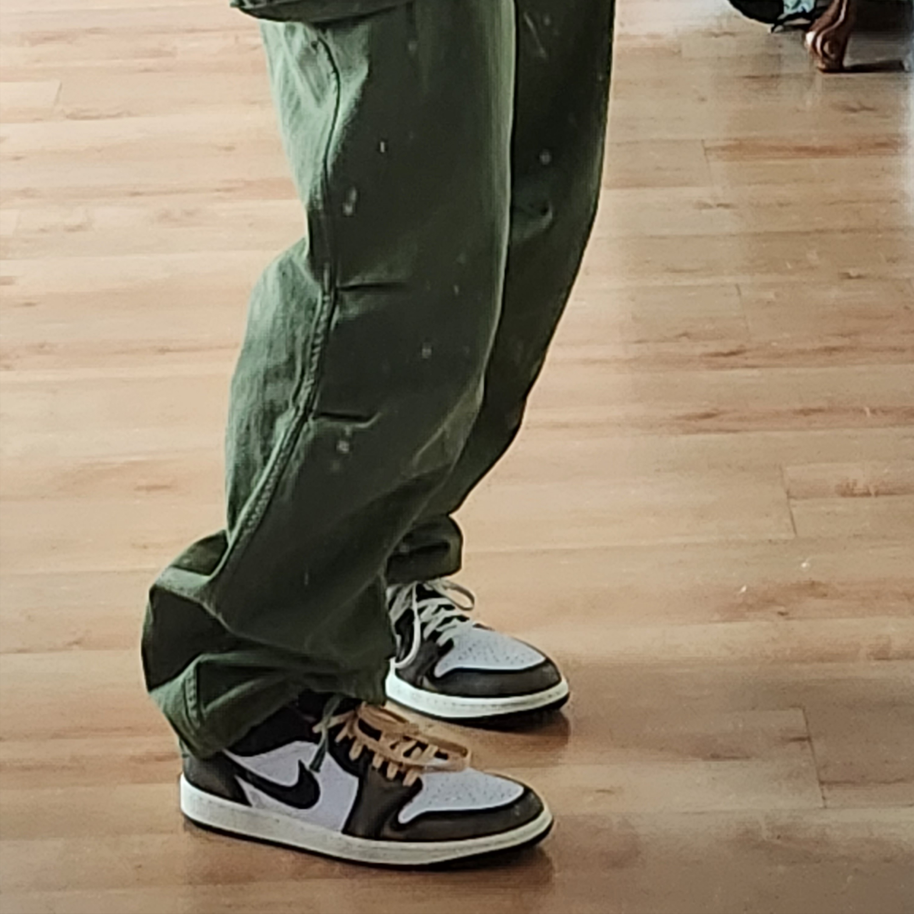 Jordan 1 Low SE Black White Onyx 착용 스타일 - 4