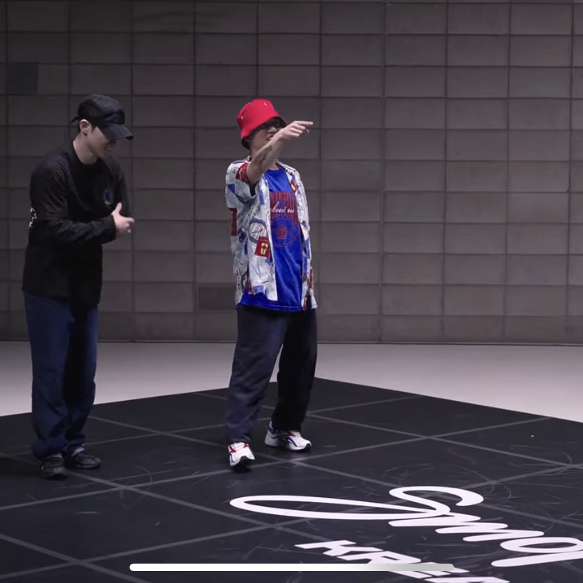 IAB Studio Hoodie Black White, Adidas Yeezy 700 V3 Mono Safflower 착용 스타일 - 2
