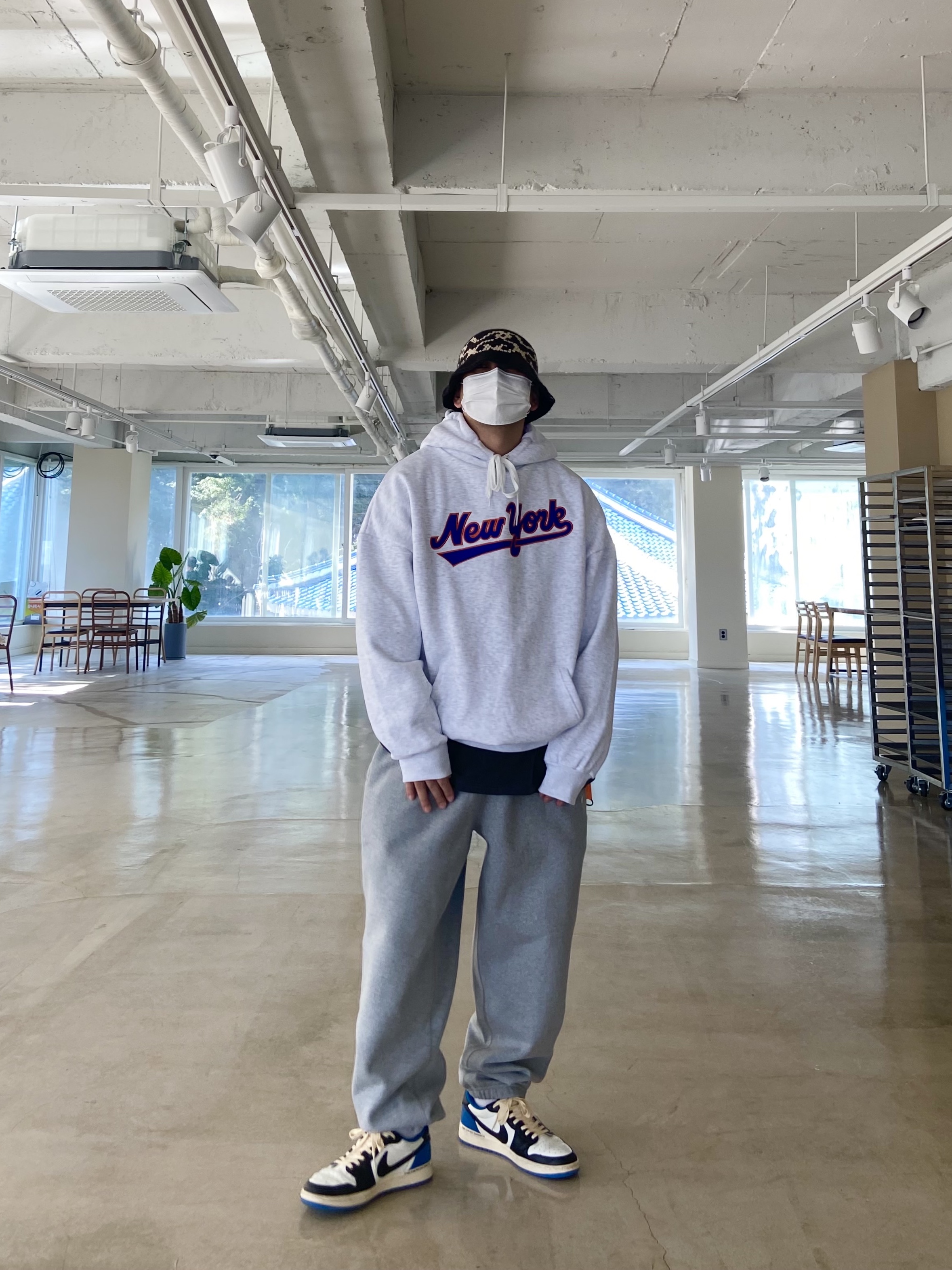 Stussy SS Knit Bucket Hat Black, Nike NRG Solo Swoosh Fleece Pants Dark Grey Heather - Asia 착용 스타일 - 1