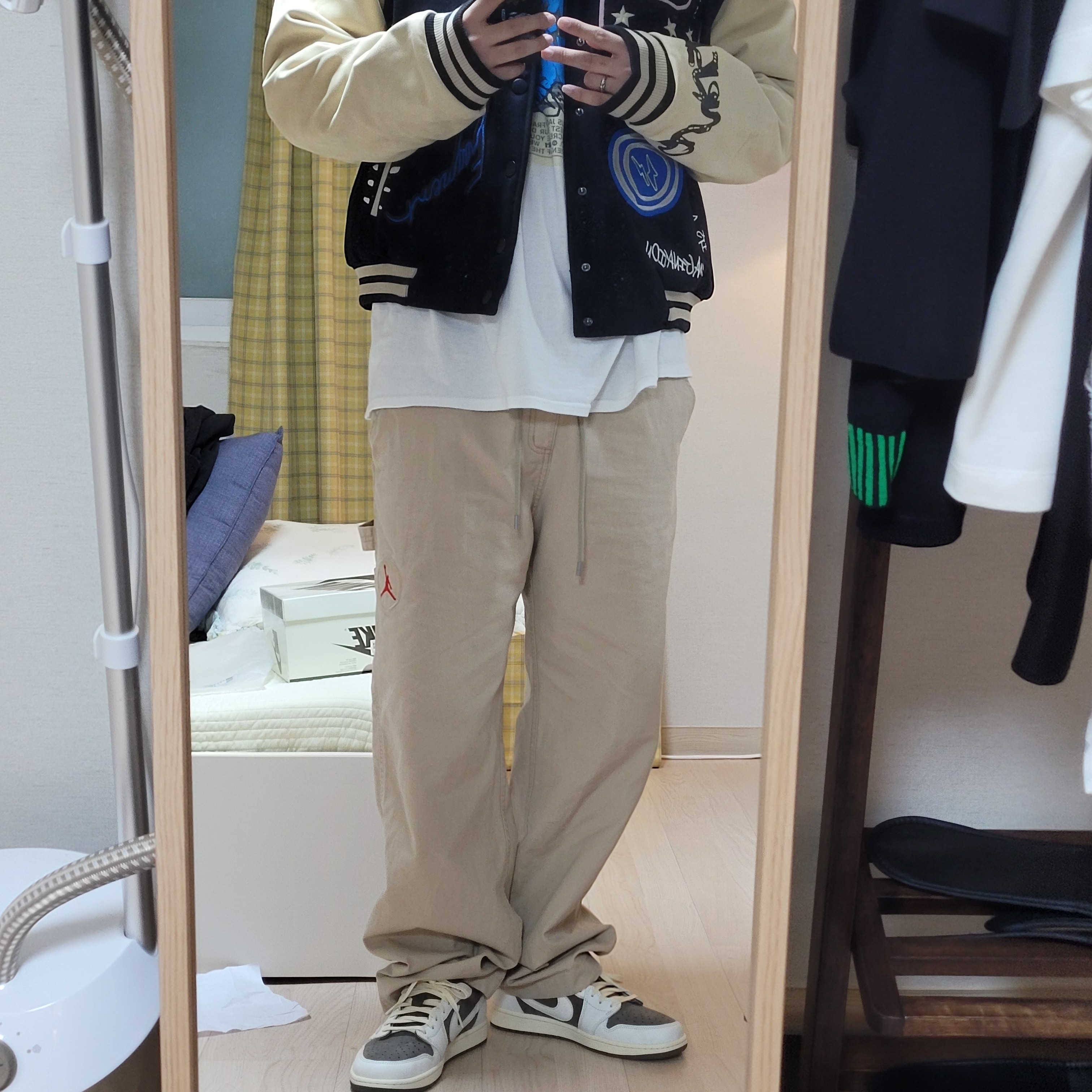 Jordan 1 x Travis Scott Retro Low OG SP Sail and Ridgerock, Jordan x Travis Scott Canvas Pants - Asia 착용 스타일 - 1