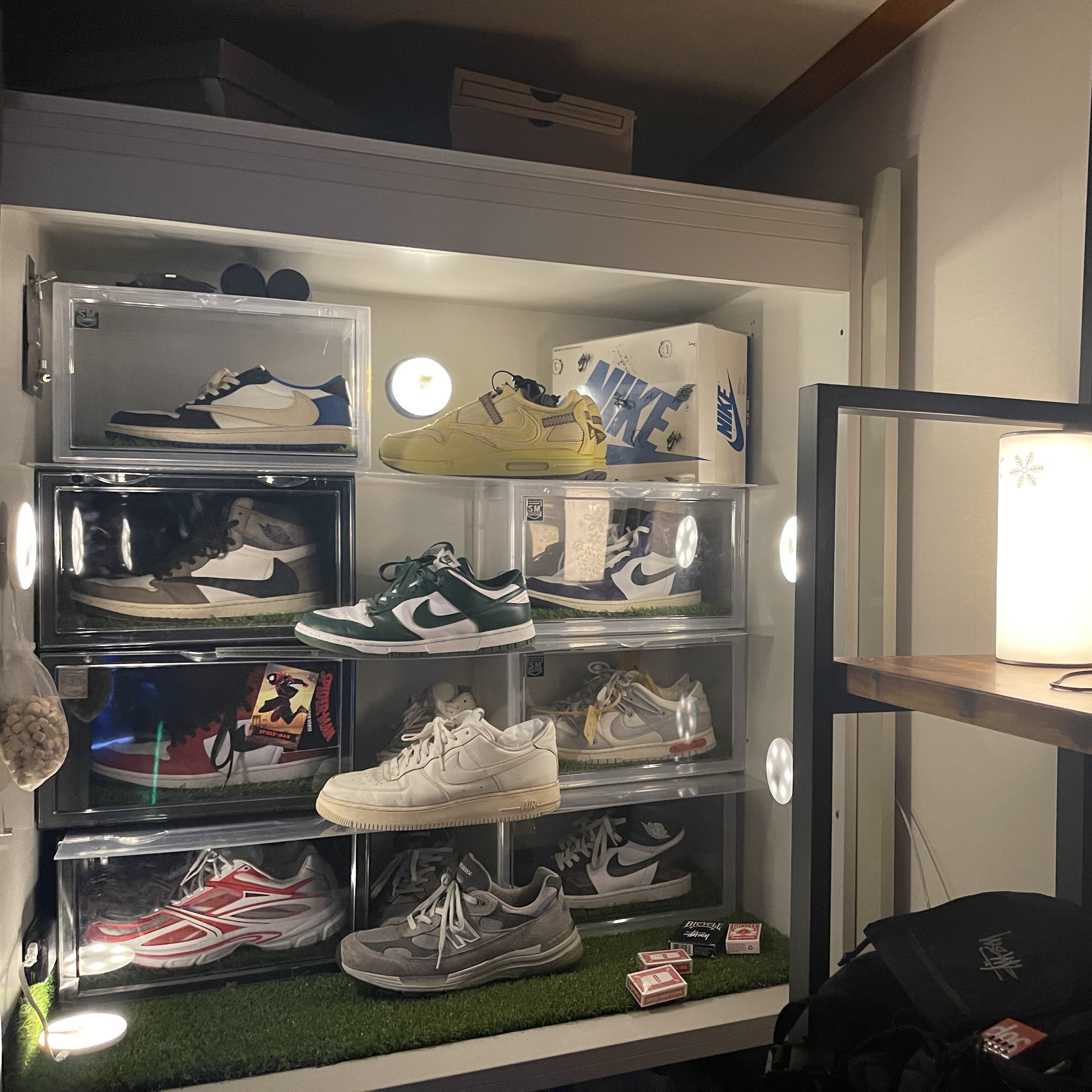Jordan 1 x Travis Scott x Fragment Retro Low OG SP Military Blue, Nike x Travis Scott Air Max 1 Cact.us Gold 착용 스타일 - 1