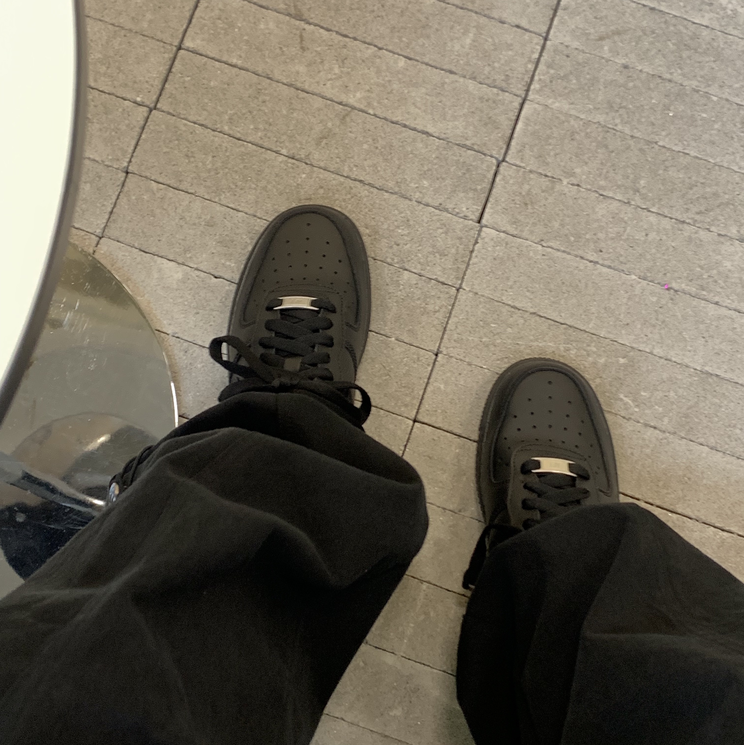 (W) Nike Air Force 1 '07 Low Triple Black 착용 스타일 - 3