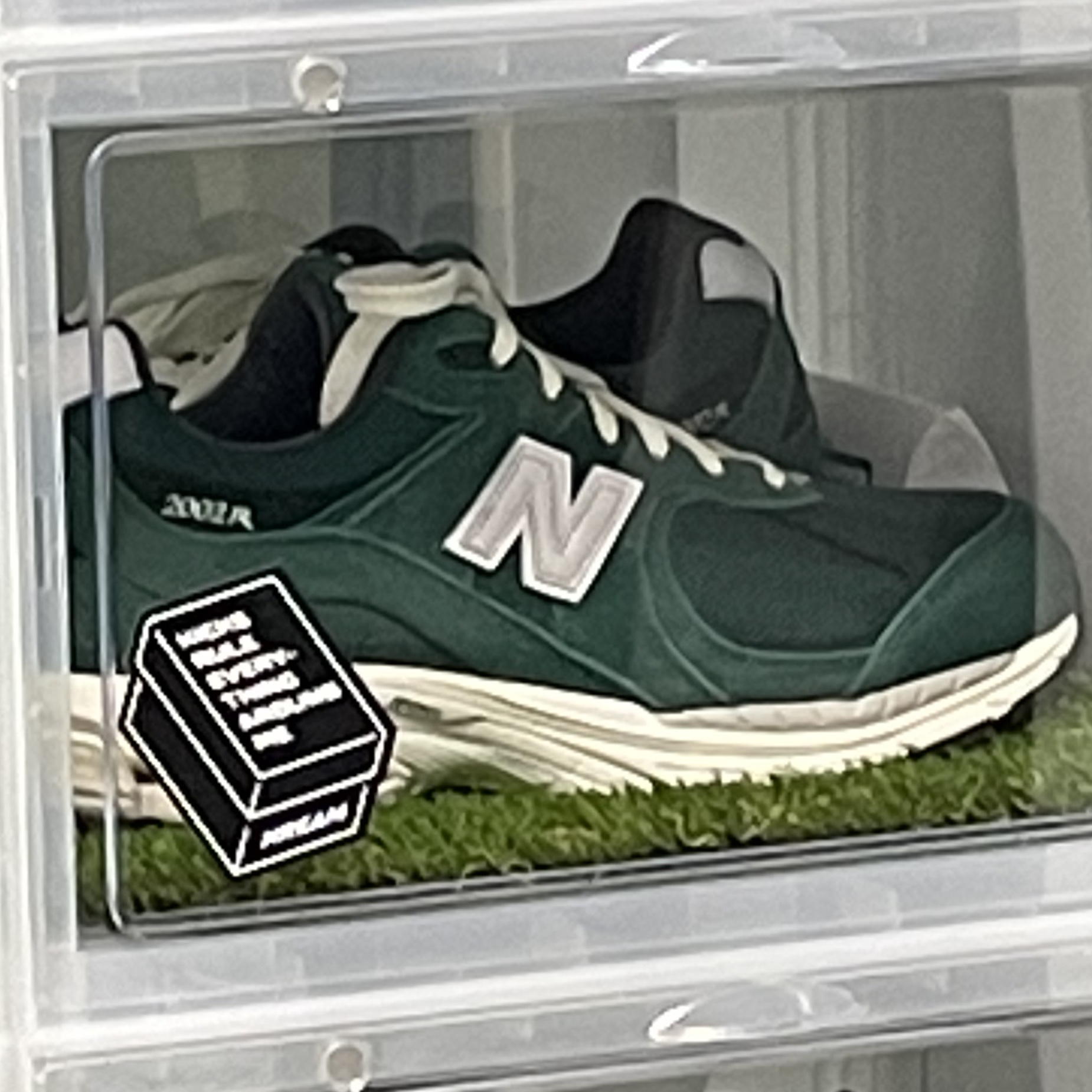 New Balance 2002R Nightwatch Green 착용 스타일 - 1
