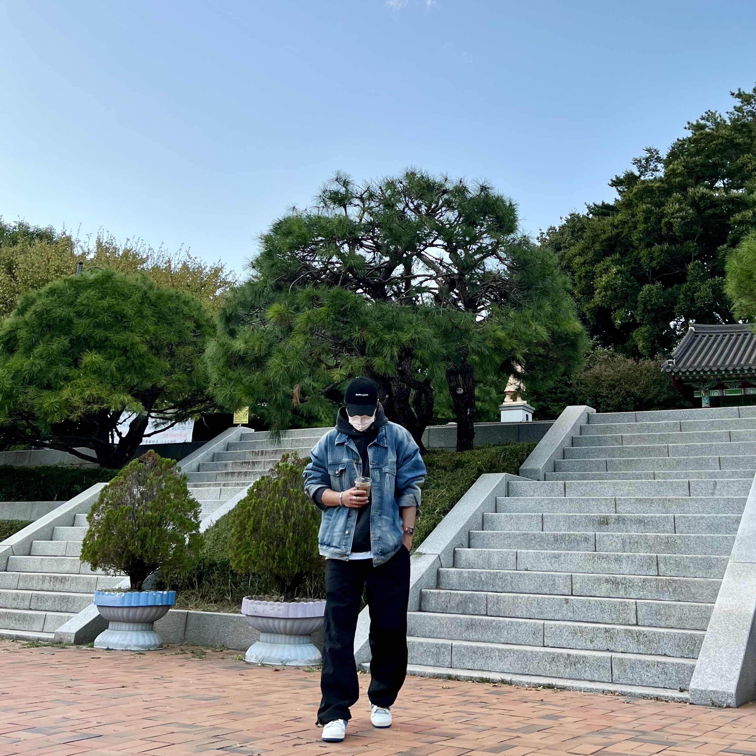 Essentials Trucker Jacket Indigo, Adidas OG Forum 84 Low Blue Thread 착용 스타일