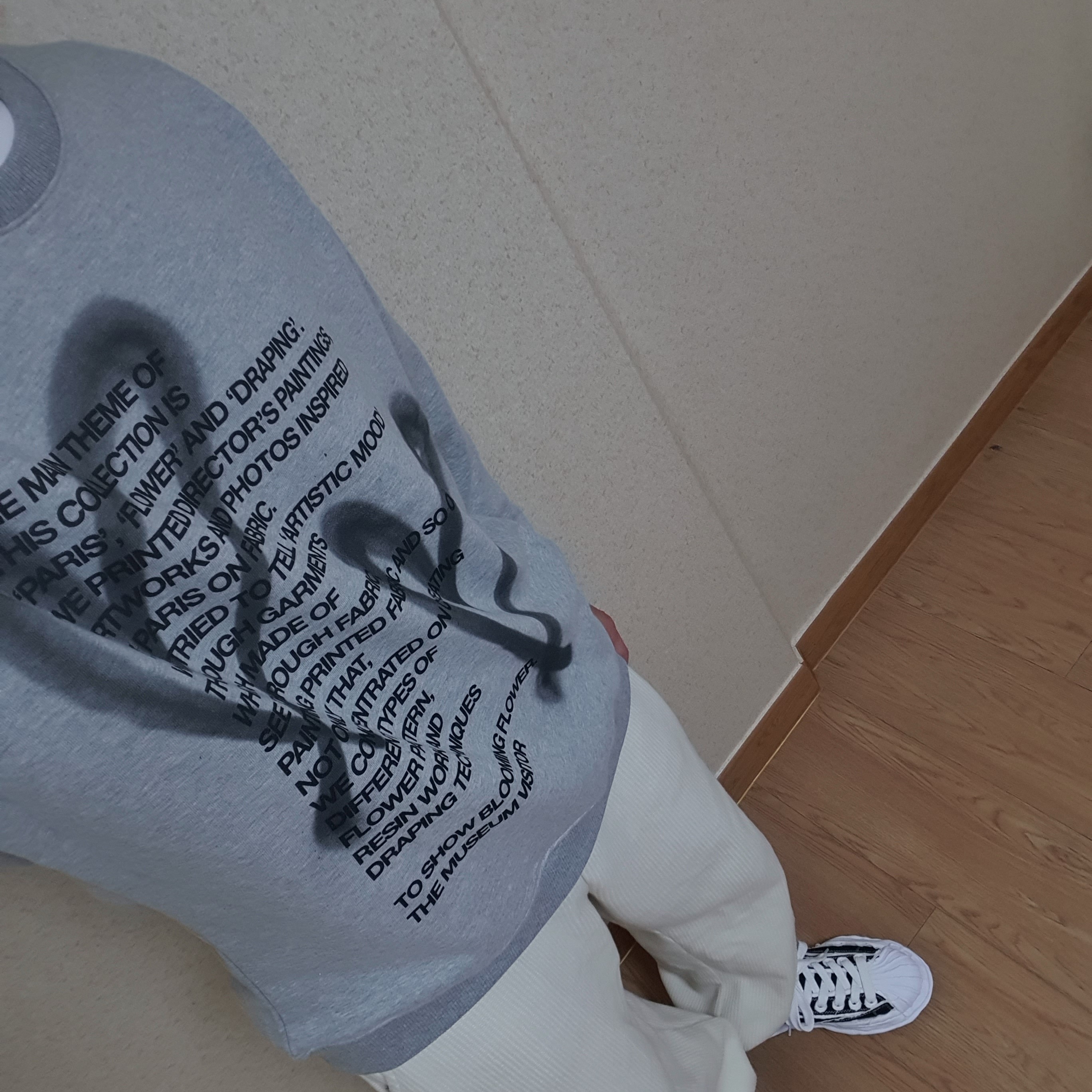 [KREAM 단독] The Museum Visitor Heart Sprayed Sweatshirt Grey - 22PF 착용 스타일 - 1