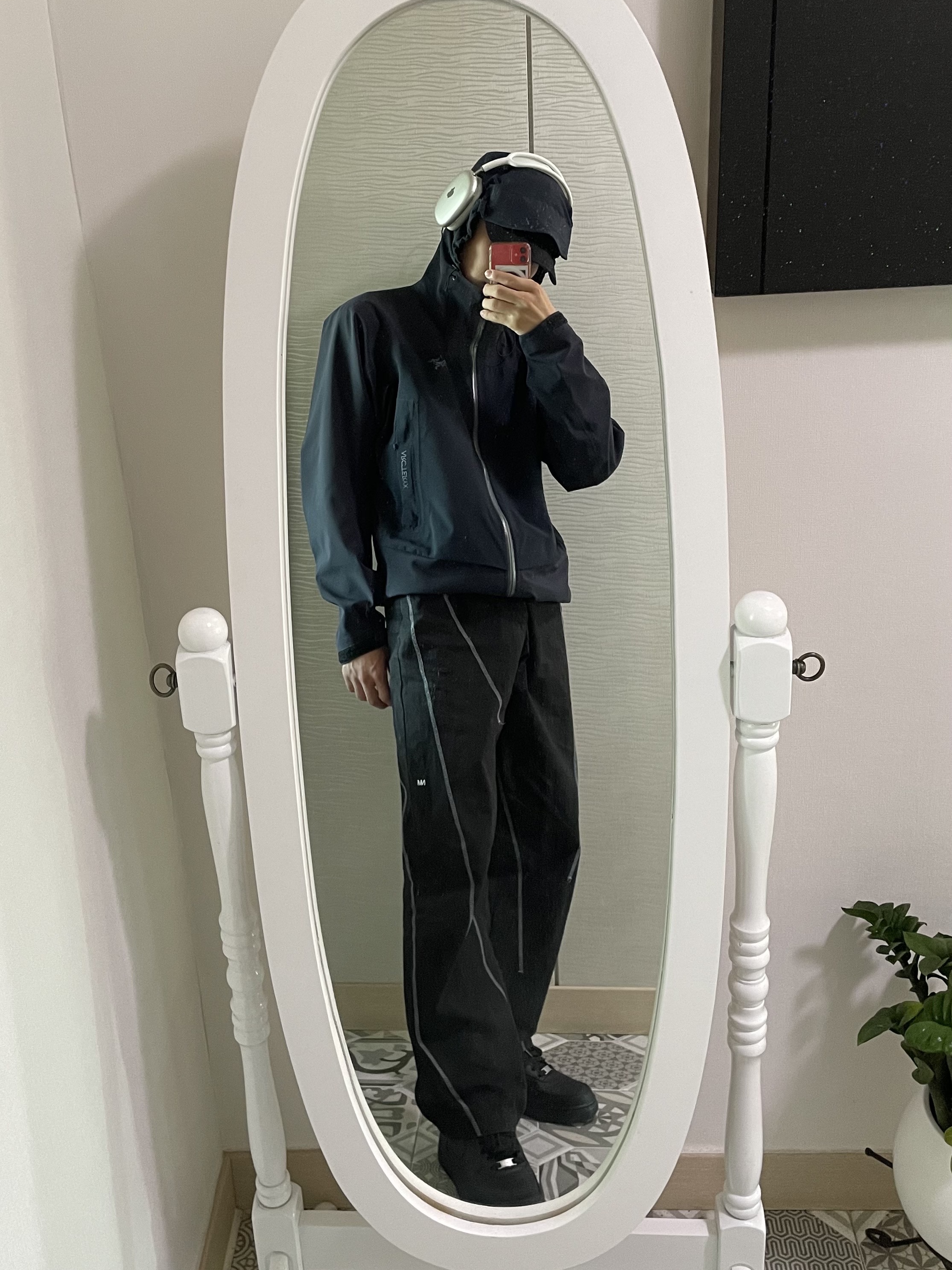 Nike Air Force 1 '07 Low Triple Black, Apple AirPods Max Lightning Silver (Korean Ver.) 착용 스타일 - 1