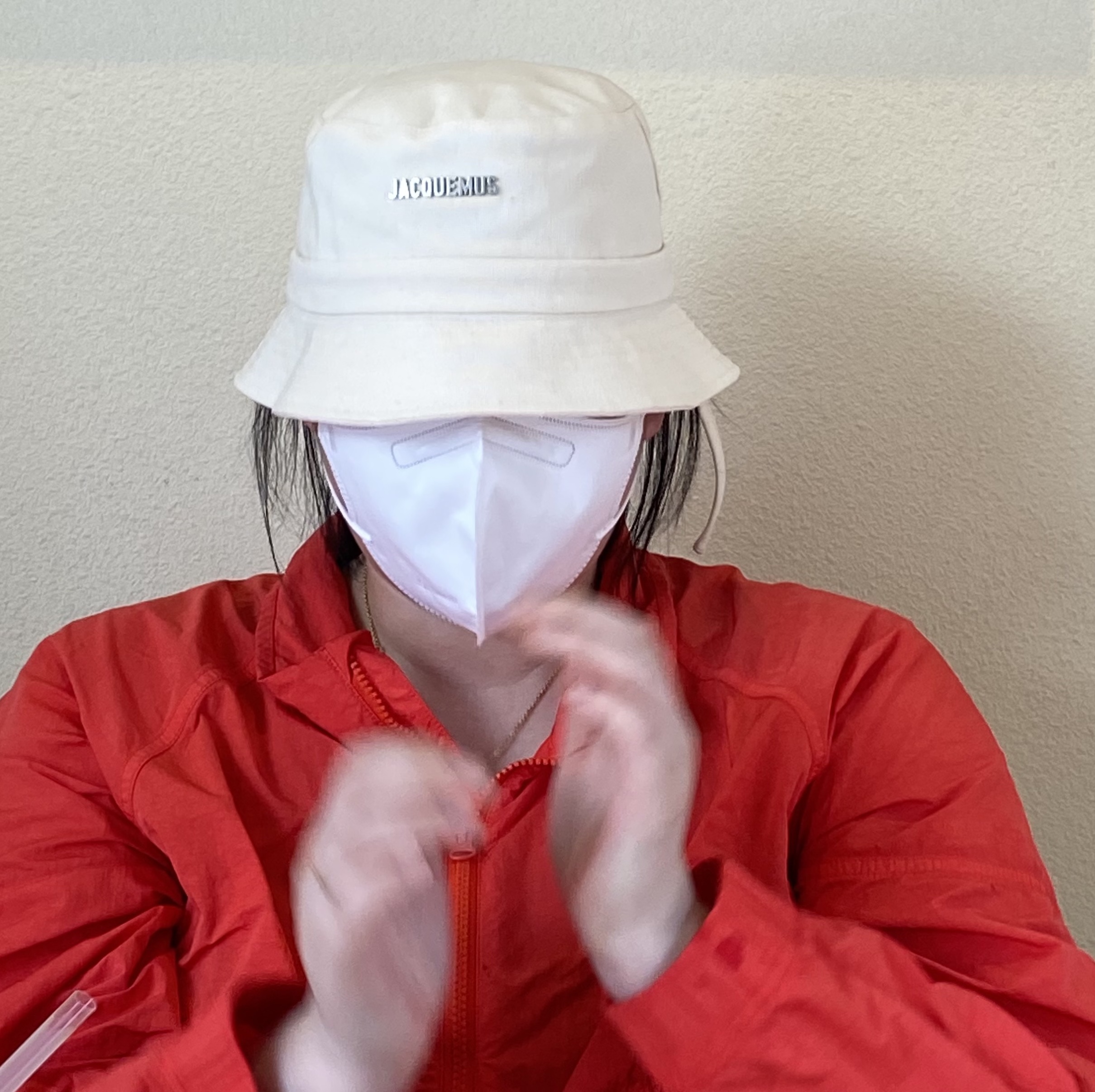 Jacquemus Le Bob Gadjo Bow Bucket Hat Off White, Nike x Stussy Windrunner Jacket Habanero Red 착용 스타일 - 2