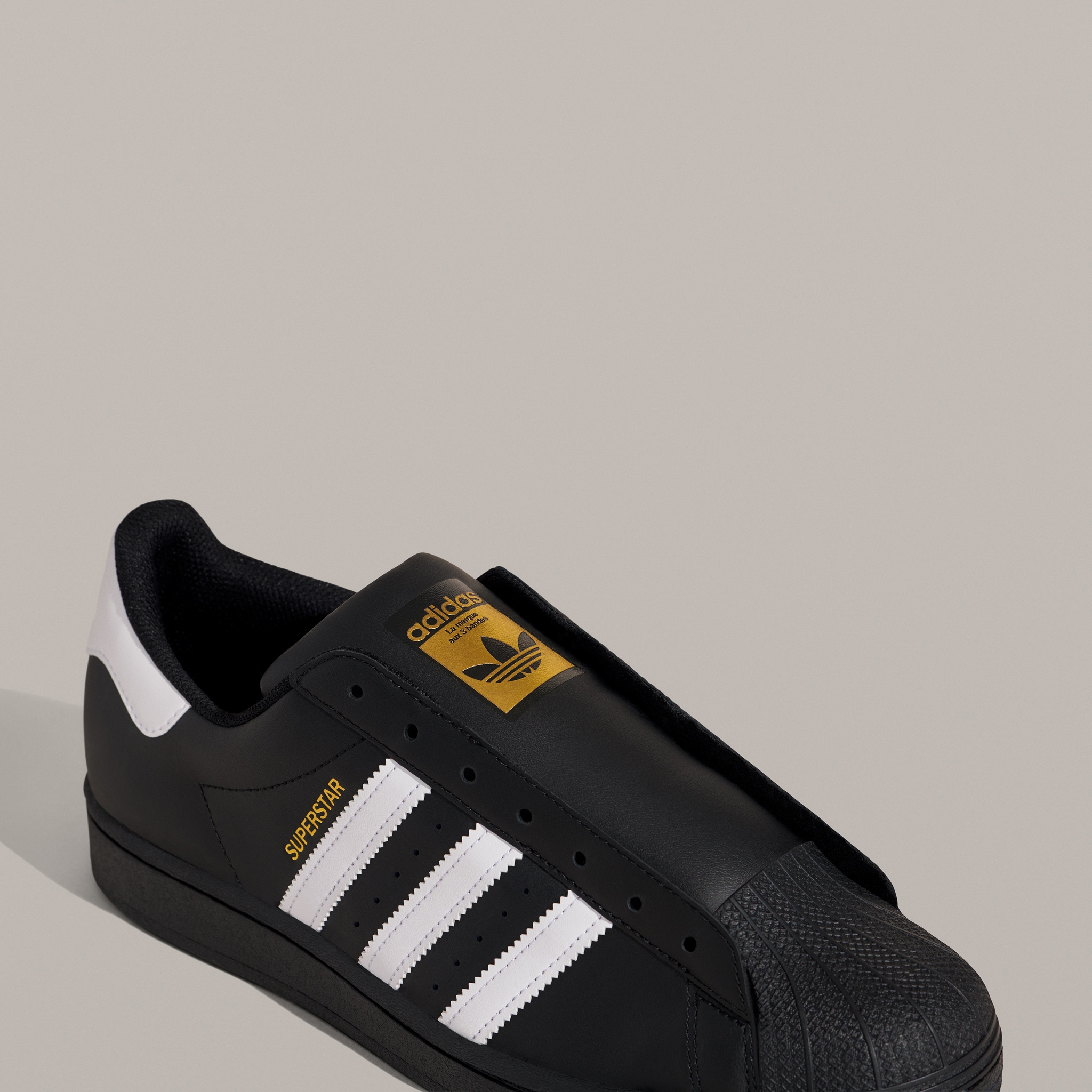 Adidas Superstar Laceless Black 착용 스타일 - 2