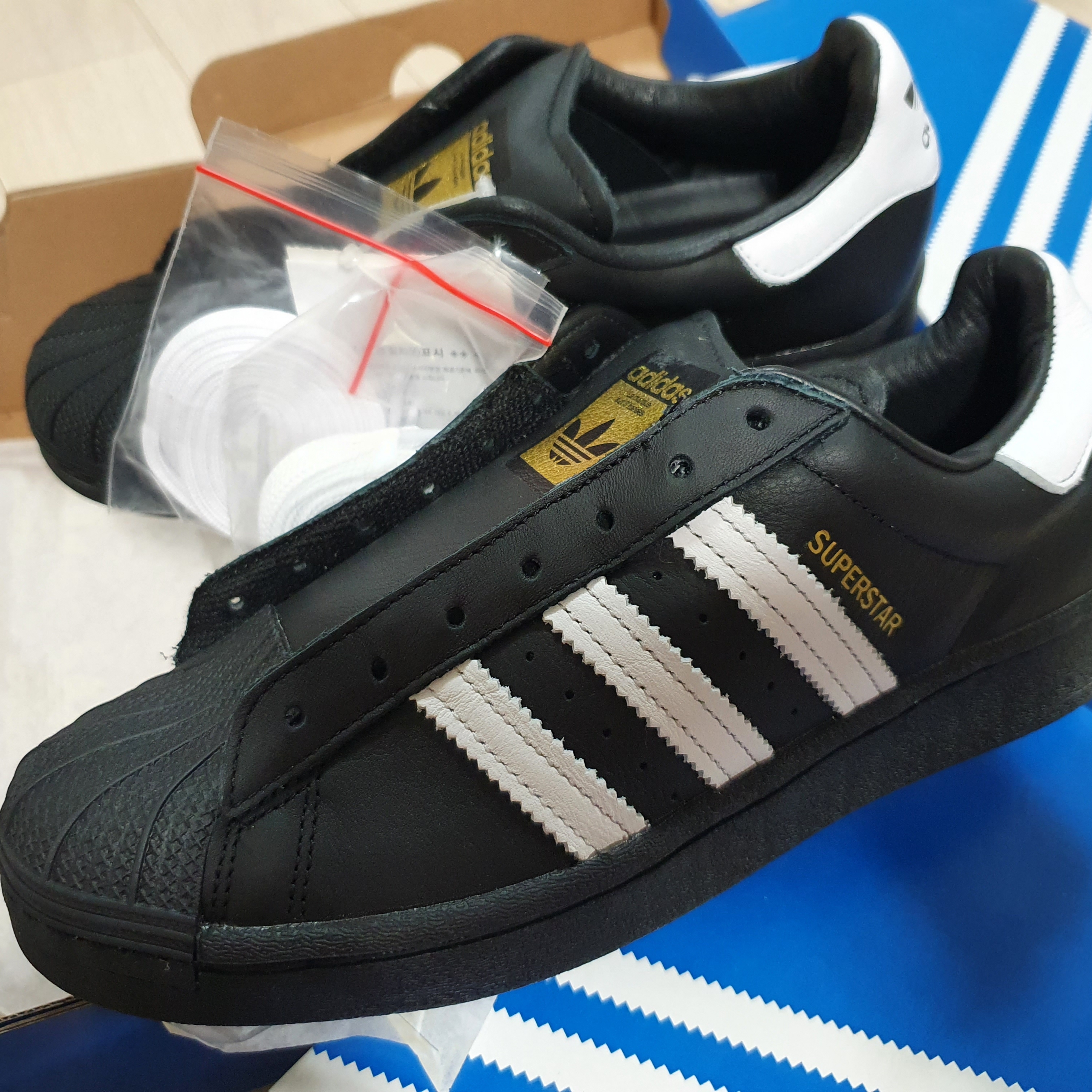 Adidas Superstar Laceless Black 착용 스타일 - 1