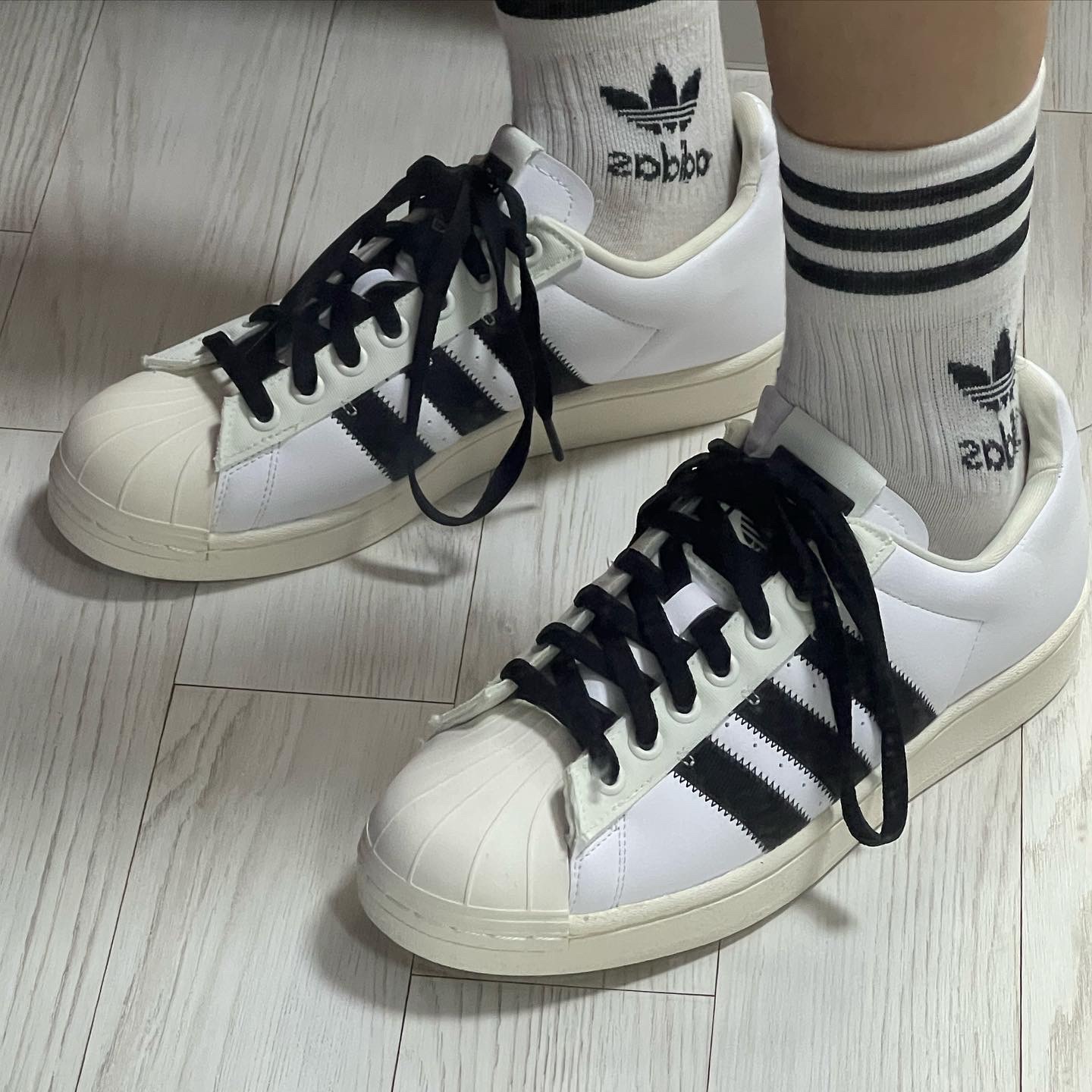 Adidas x Parley Superstar White 착용 스타일 - 1