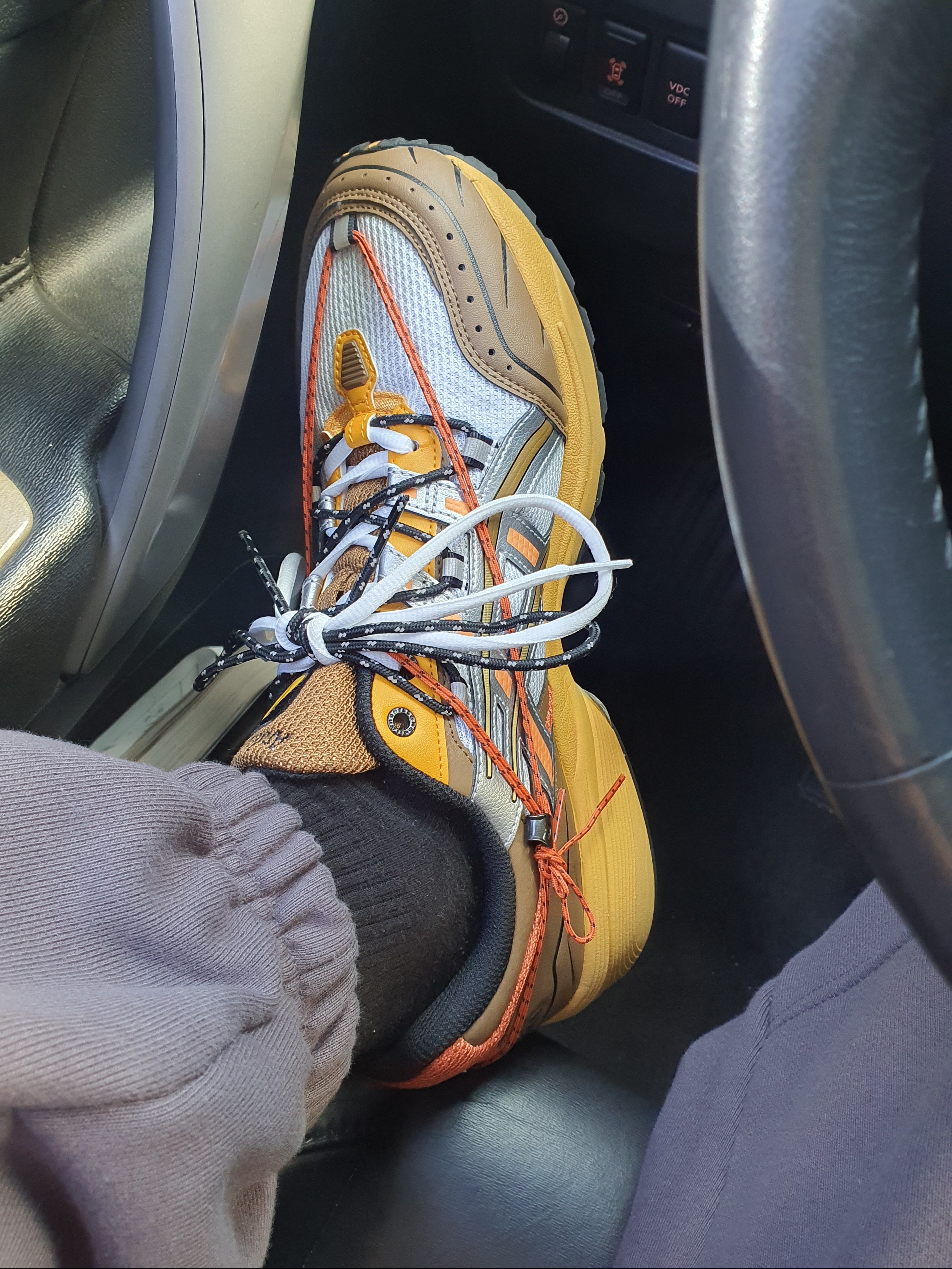 Asics x Andersson Bell Gel-1090 White Orange 착용 스타일 - 2