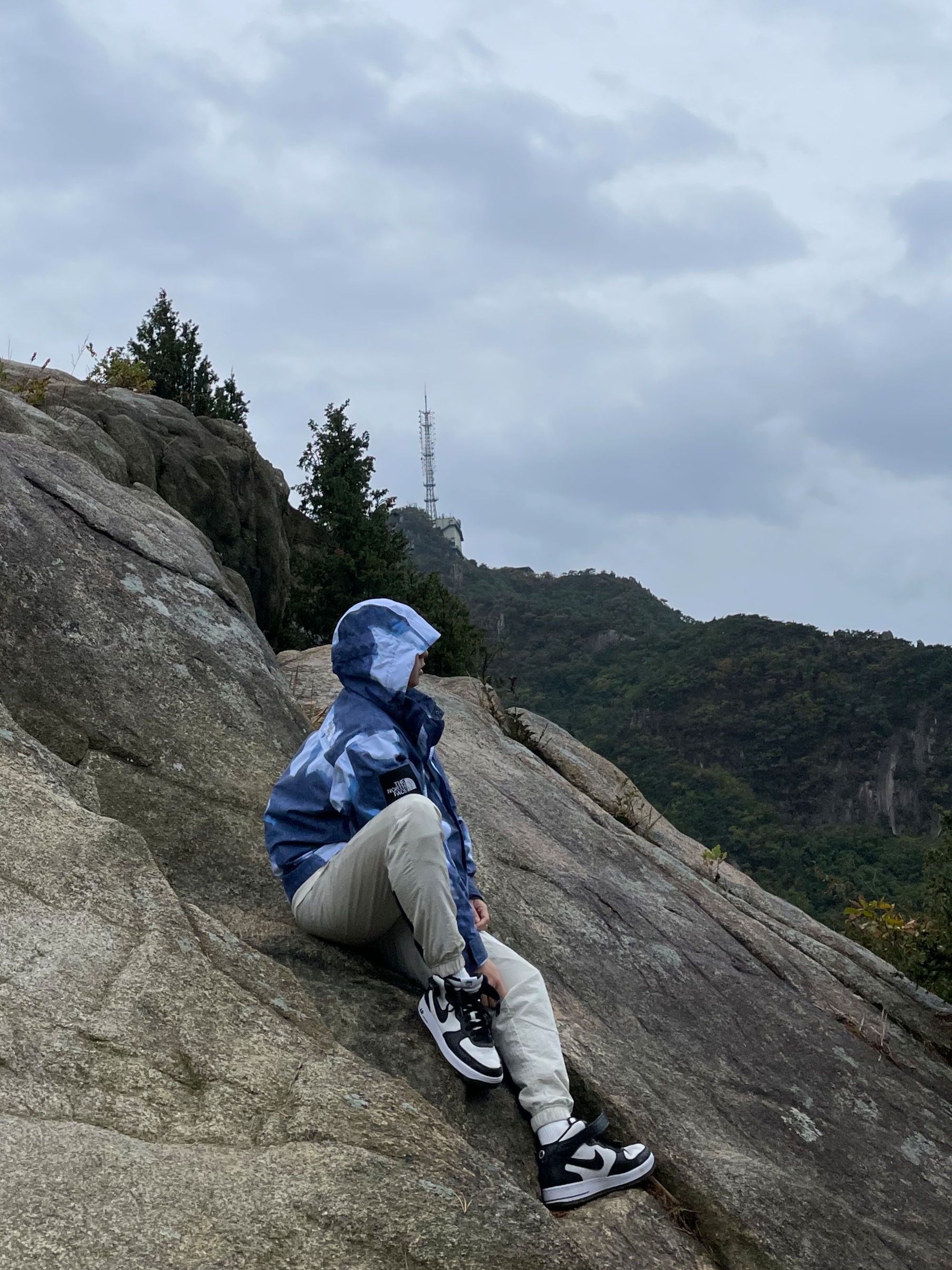 Supreme x The North Face Bleached Denim Print Mountain Jacket Indigo - 21FW, Nike x Stussy Air Force 1 '07 Mid SP Black and Light Bone 착용 스타일 - 2