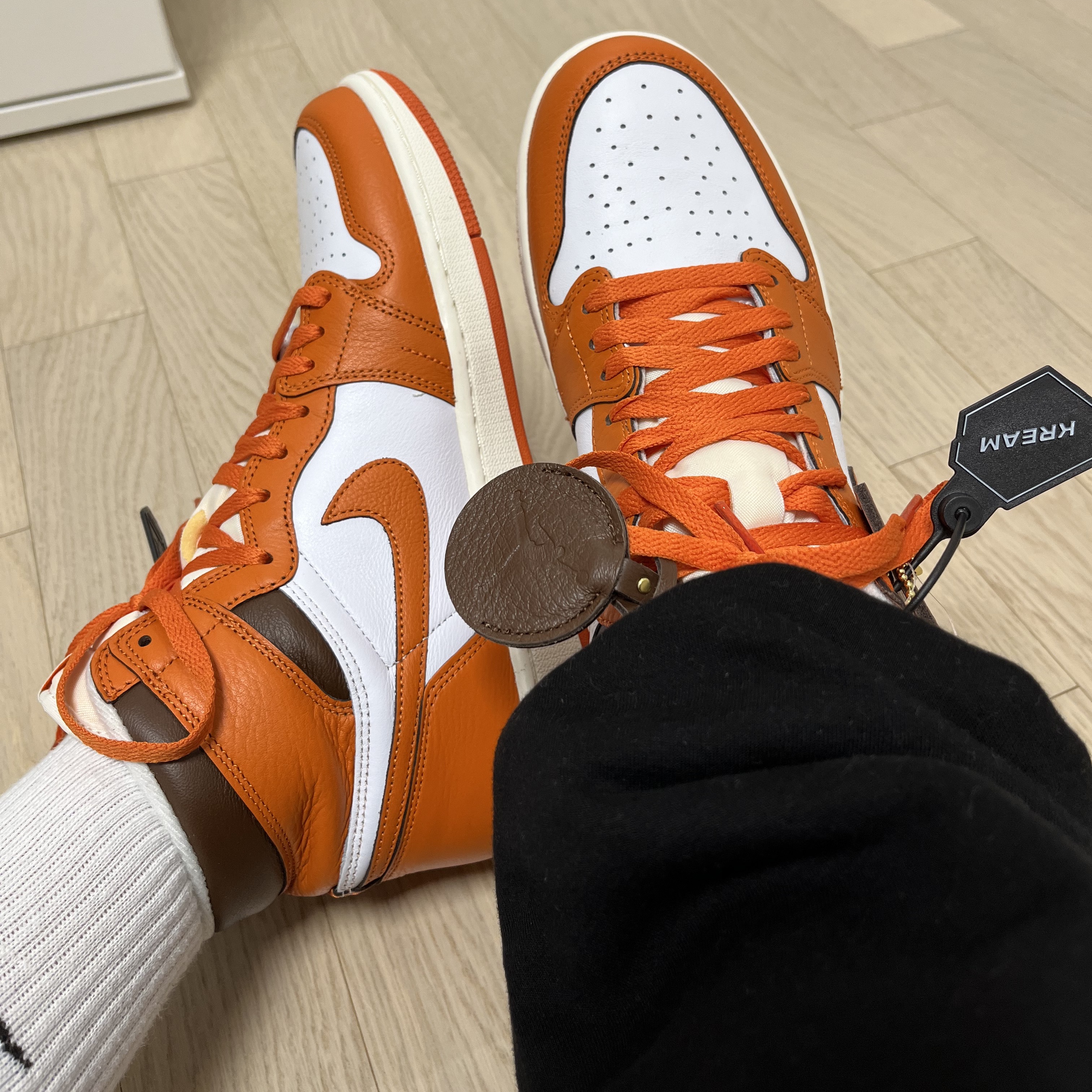 (W) Jordan 1 Retro High OG Starfish, Jordan 1 Retro High OG University Blue 착용 스타일 - 3