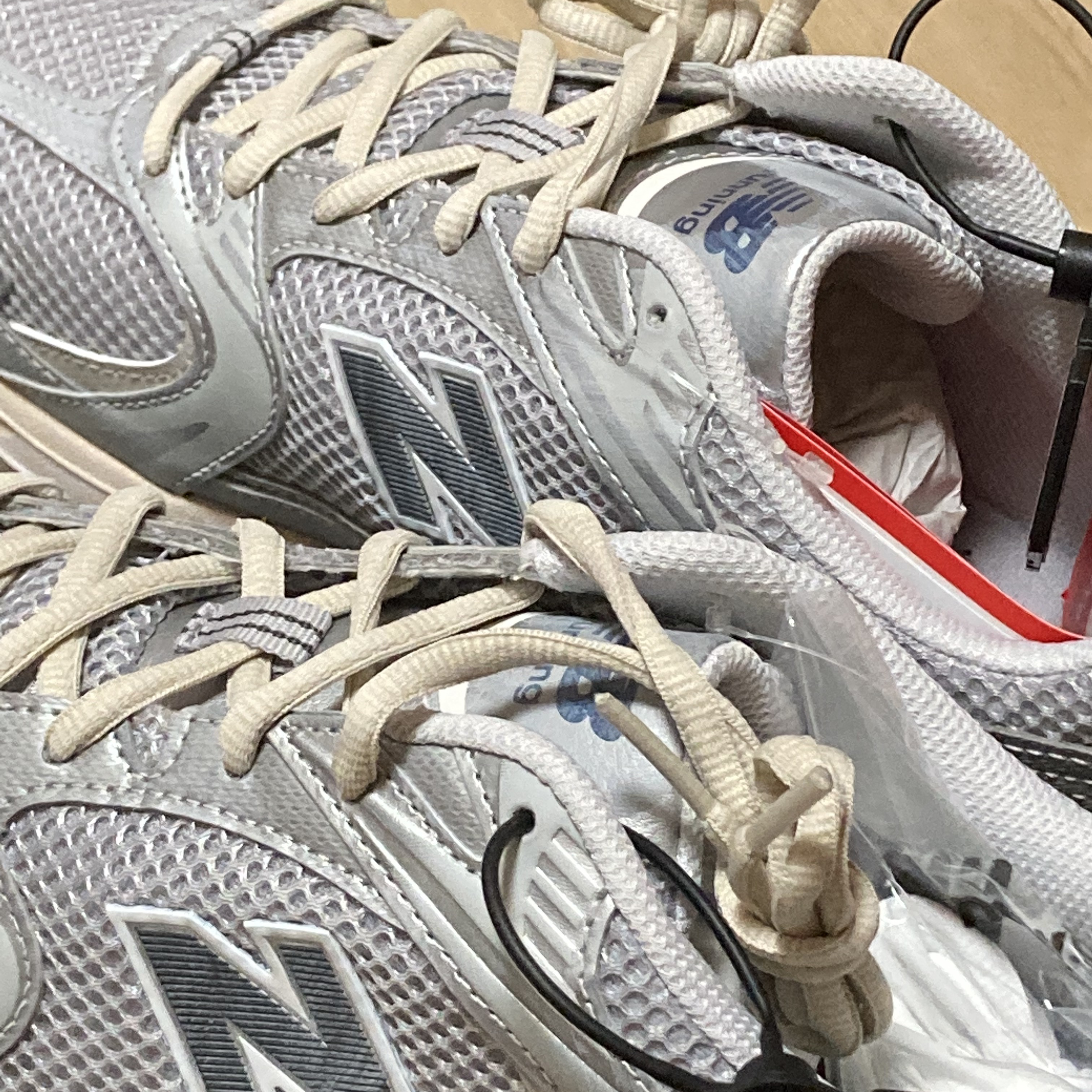 New Balance 530 Vintage Metallic Silver 착용 스타일 - 2