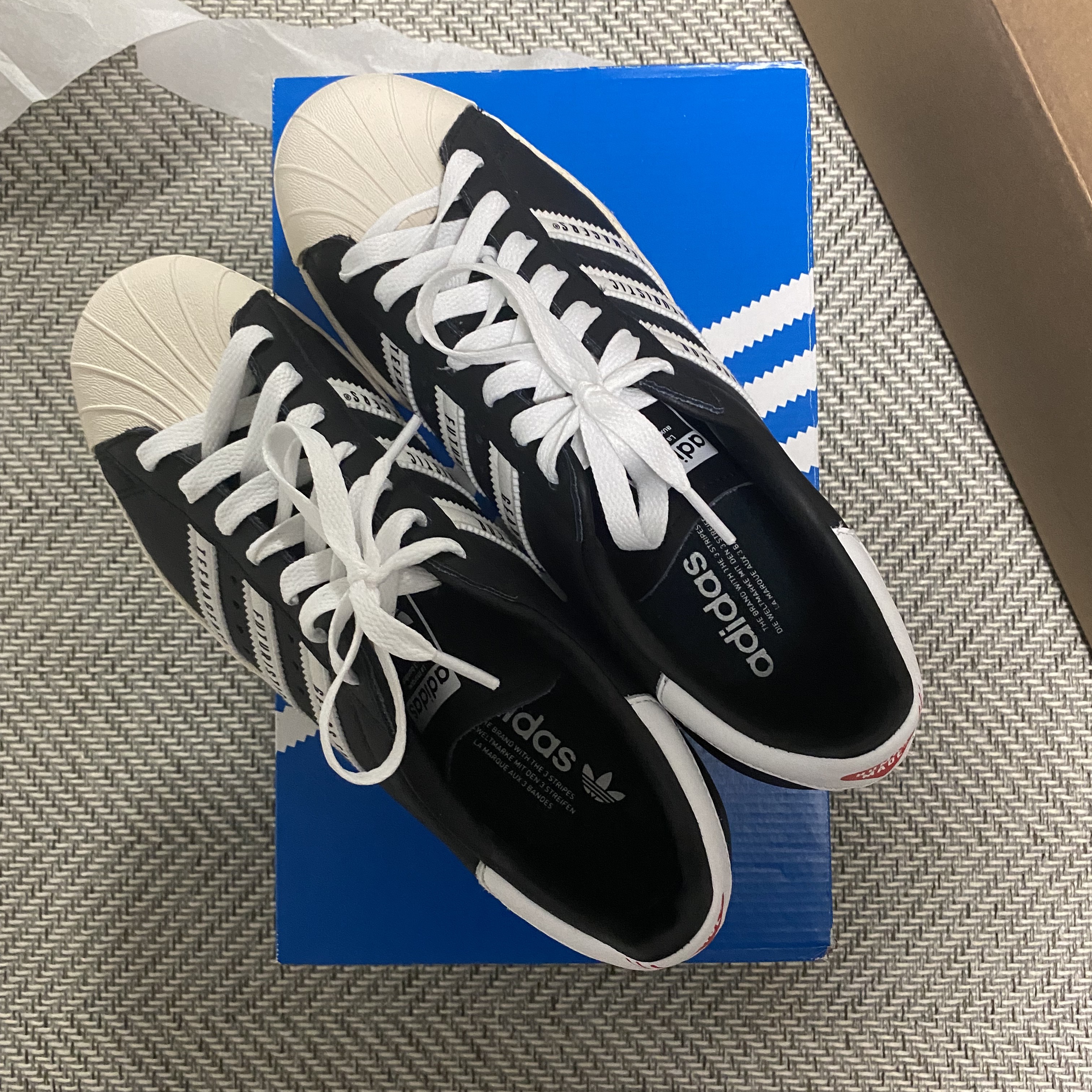 Adidas x Human Made Superstar Black White 착용 스타일 - 2