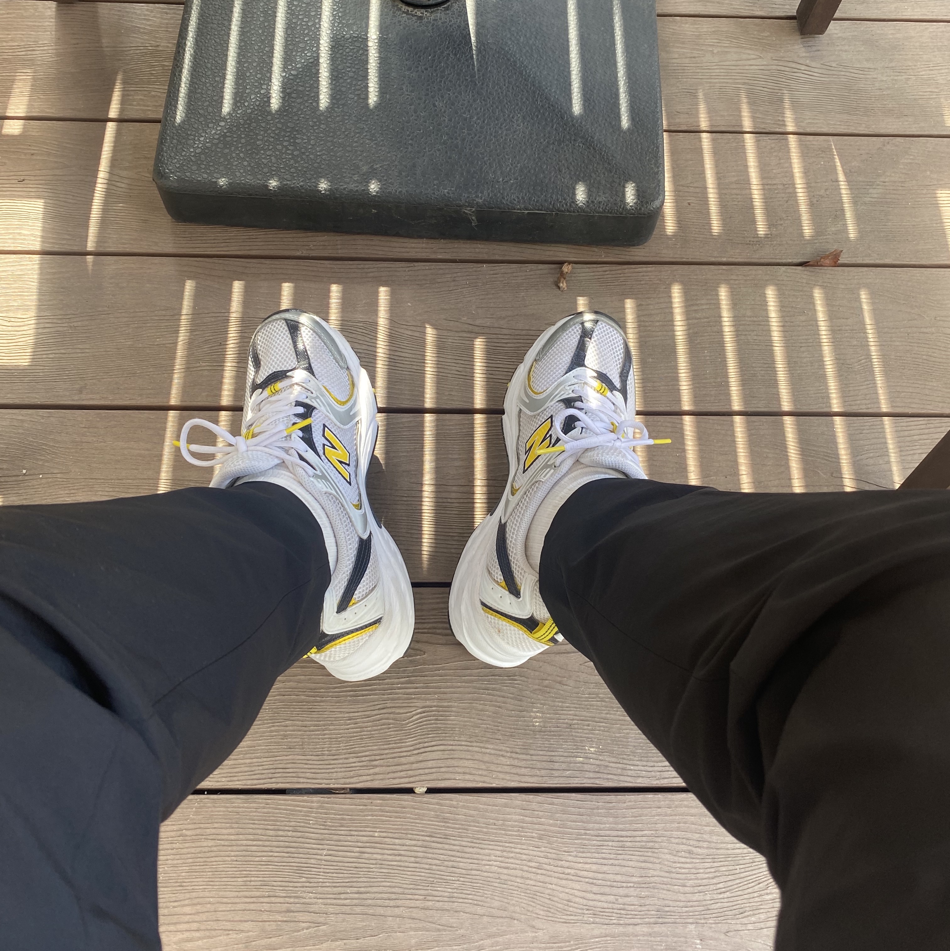 New Balance 530 White Yellow 착용 스타일 - 1