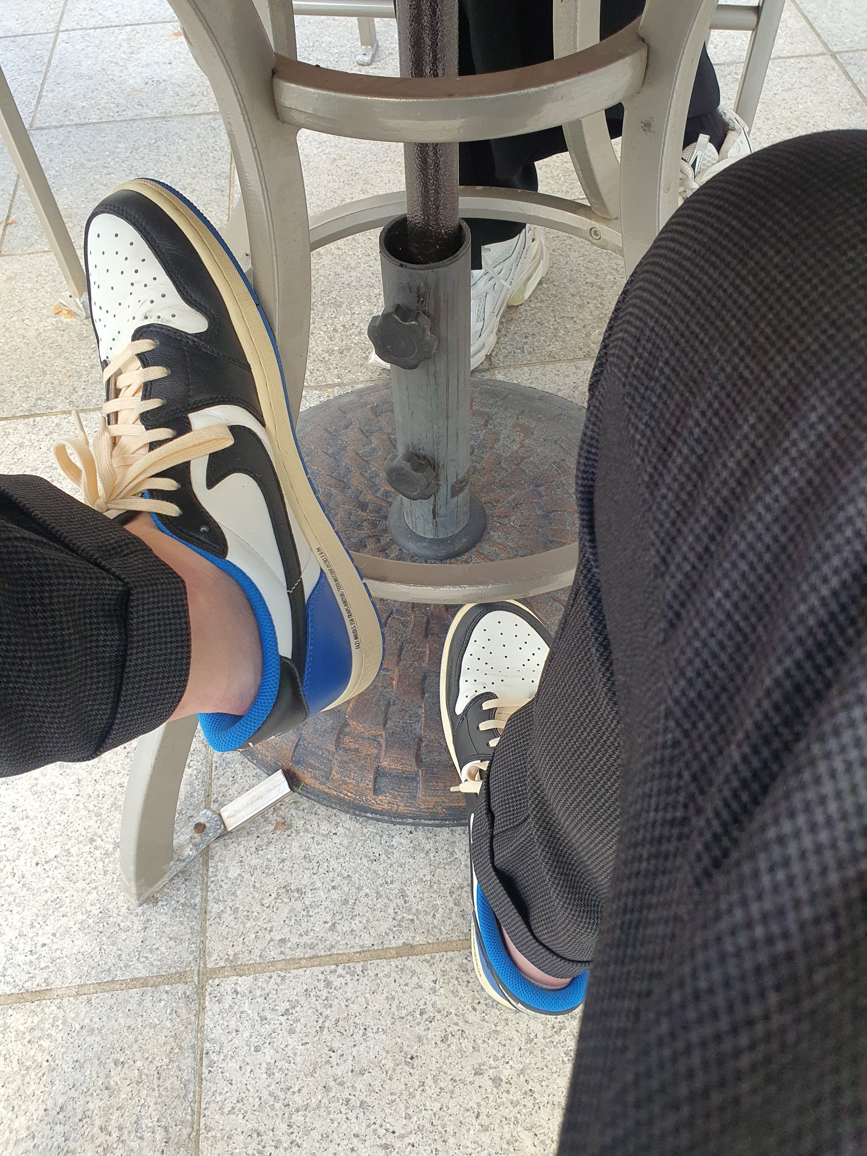 Jordan 1 x Travis Scott x Fragment Retro Low OG SP Military Blue, Balenciaga Runner Sneakers White 착용 스타일 - 1