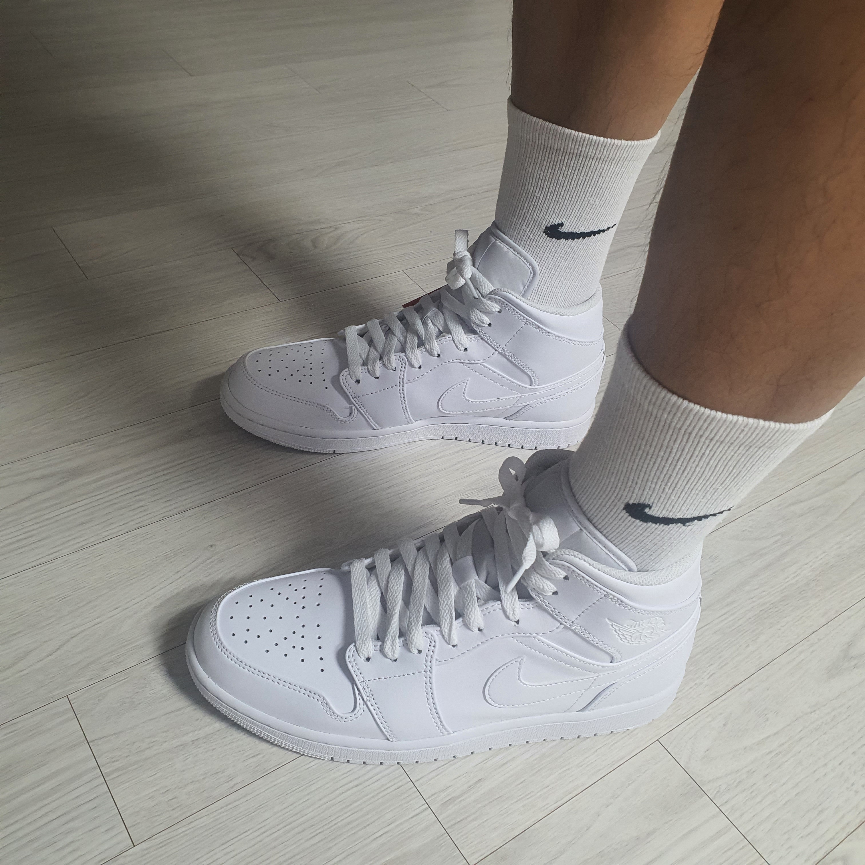 Jordan 1 Mid Triple White 2022 착용 스타일 - 1