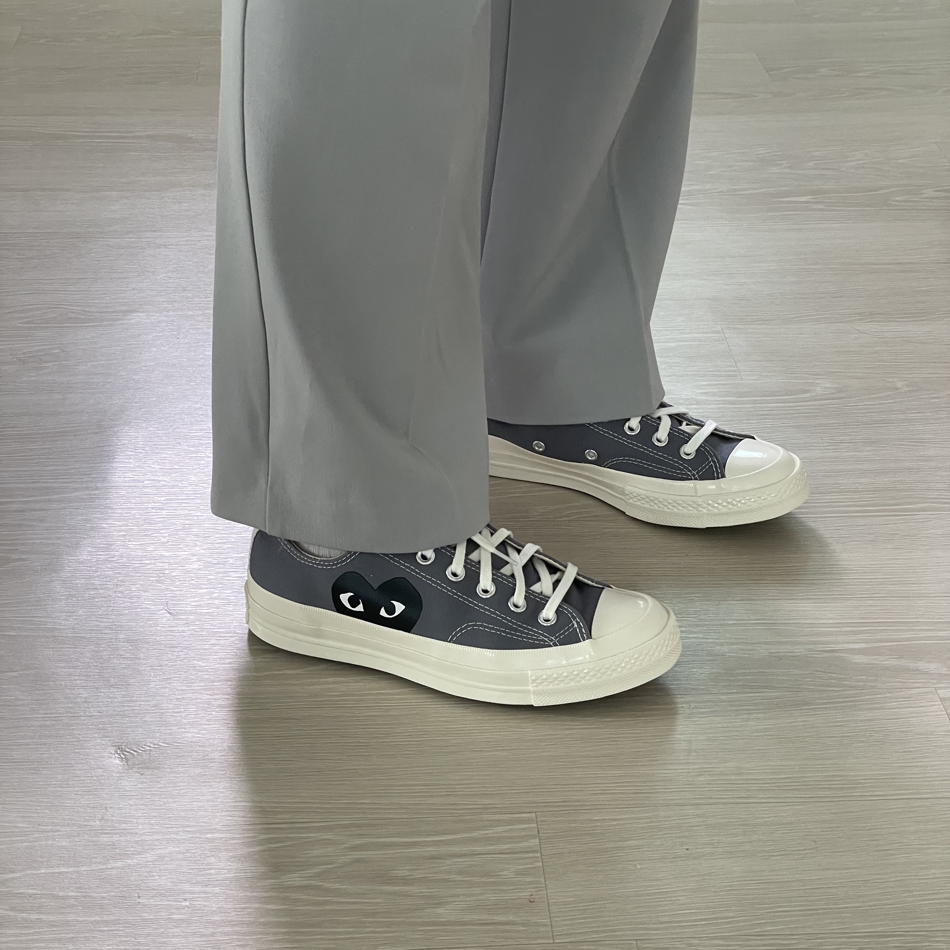 Vans Vault OG Classic Slip-On LX Checkerboard, Converse x Play Comme des Garcons Chuck 70 Ox Steel Gray 착용 스타일 - 3