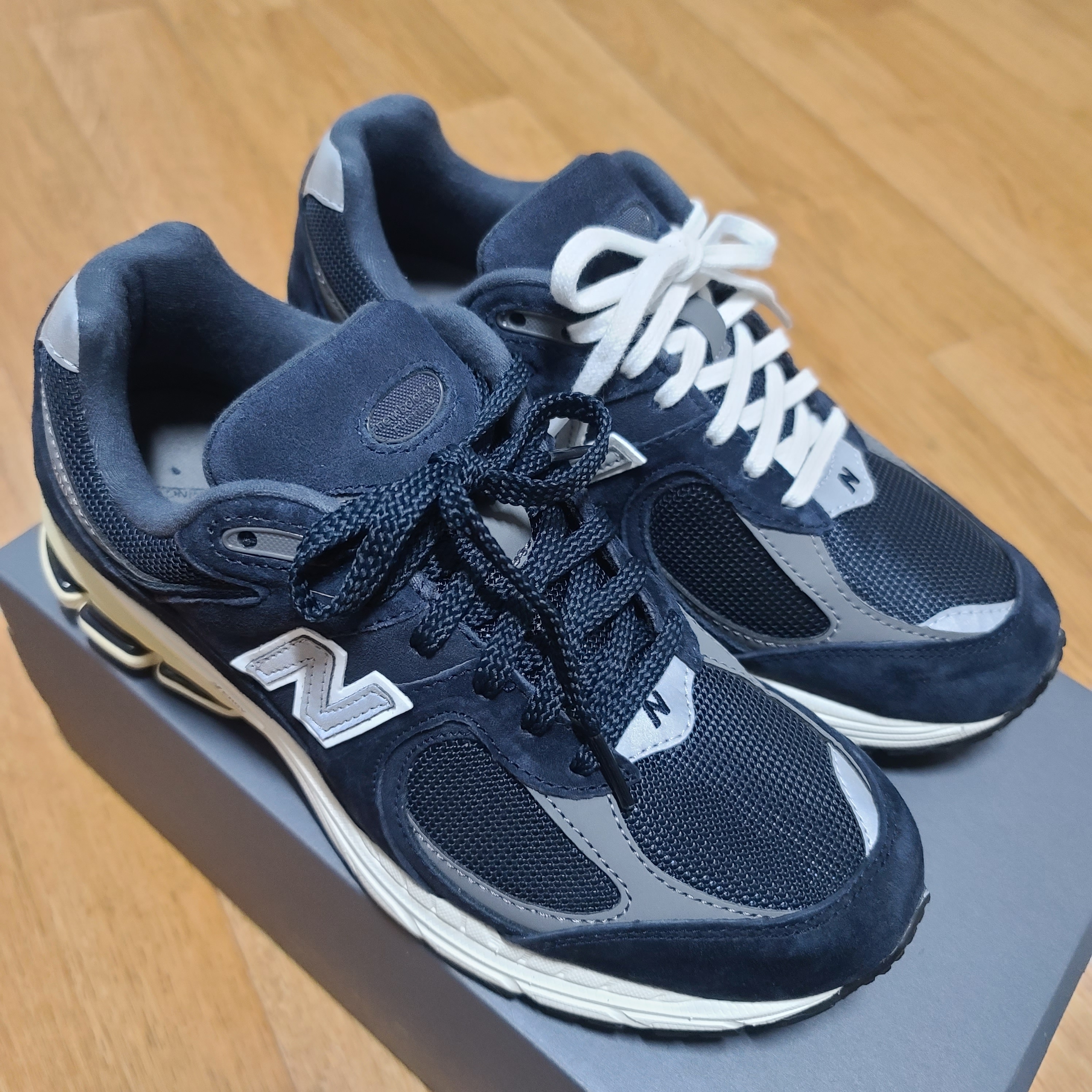 New Balance 2002R Eclipse Castlerock 착용 스타일 - 4