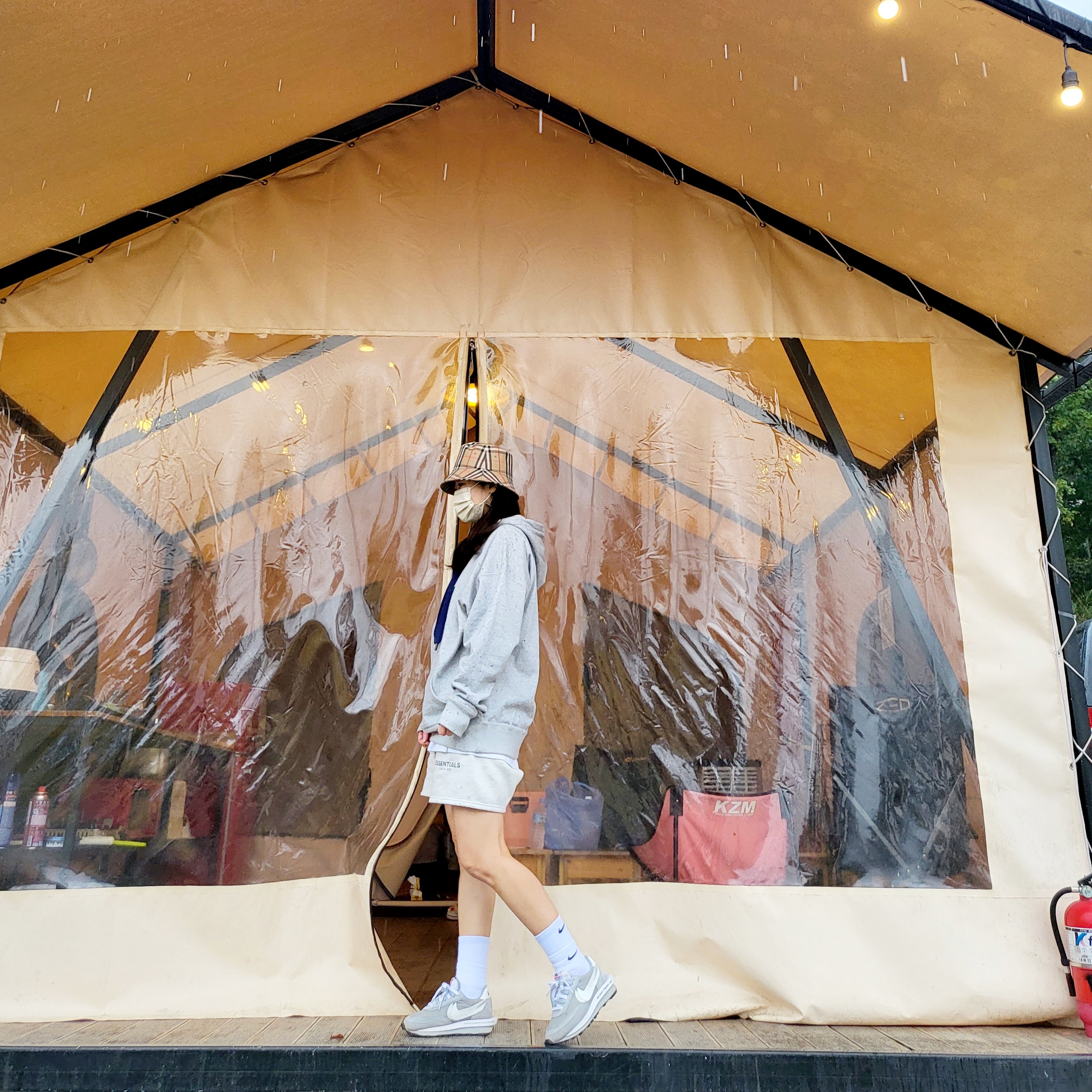 Burberry Vintage Check Technical Cotton Bucket Hat, Isabel Marant Miley Hoodie Grey - 22SS 착용 스타일 - 3