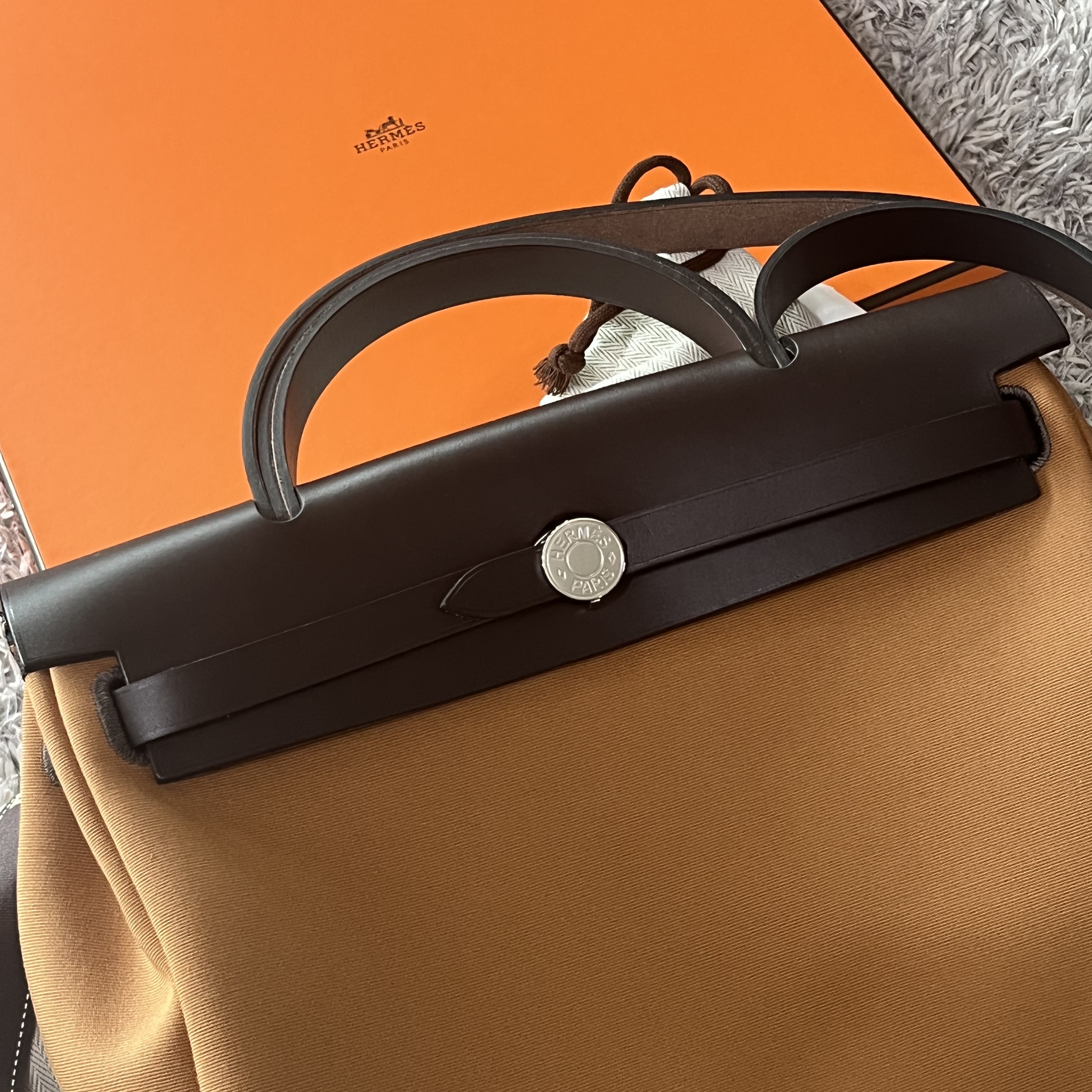 Hermes Herbag Zip 31 Verso Bag Retourne Canvas & Palladium Dune Etoupe Ebene 착용 스타일 - 3