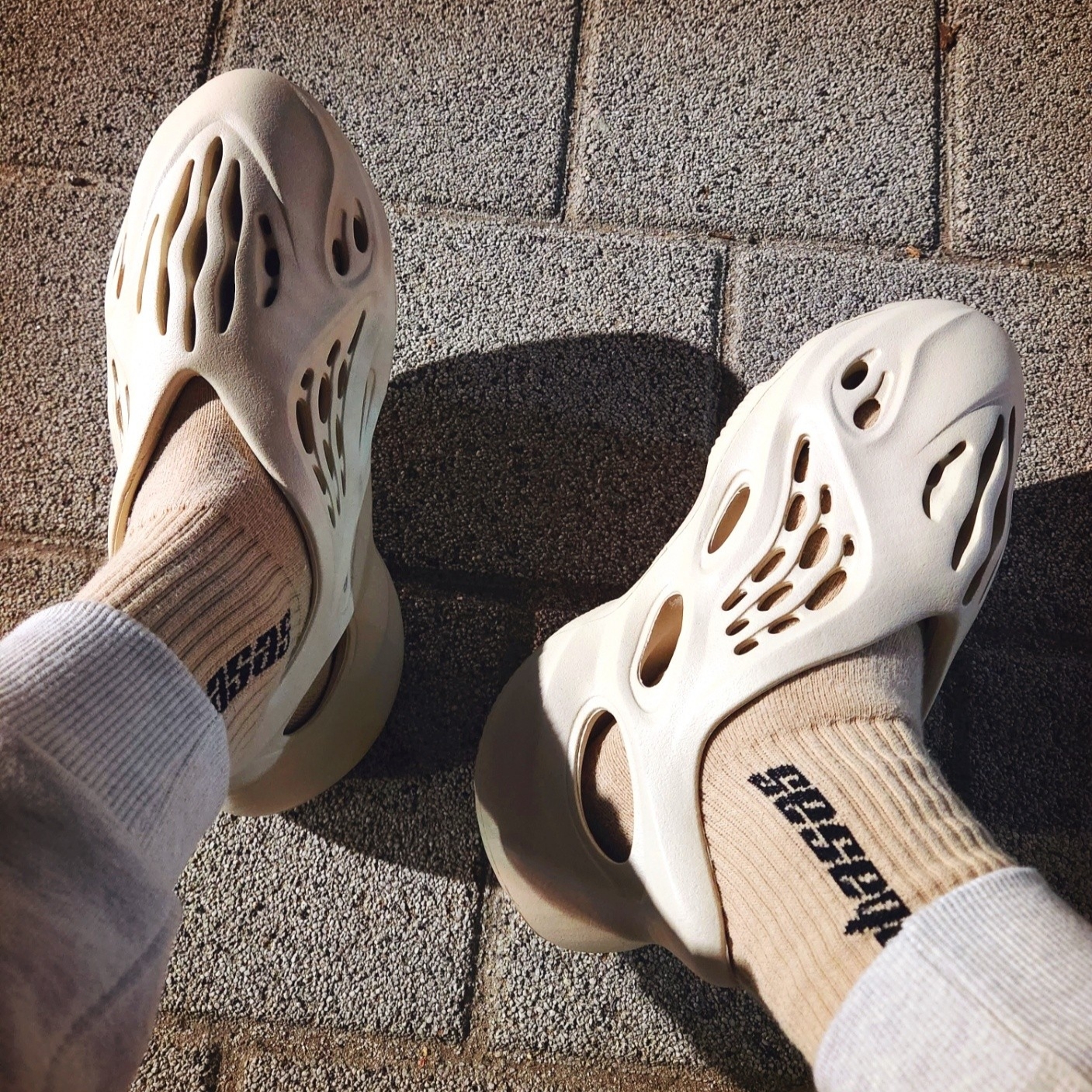 Adidas Yeezy Foam RNNR Sand 착용 스타일 - 2
