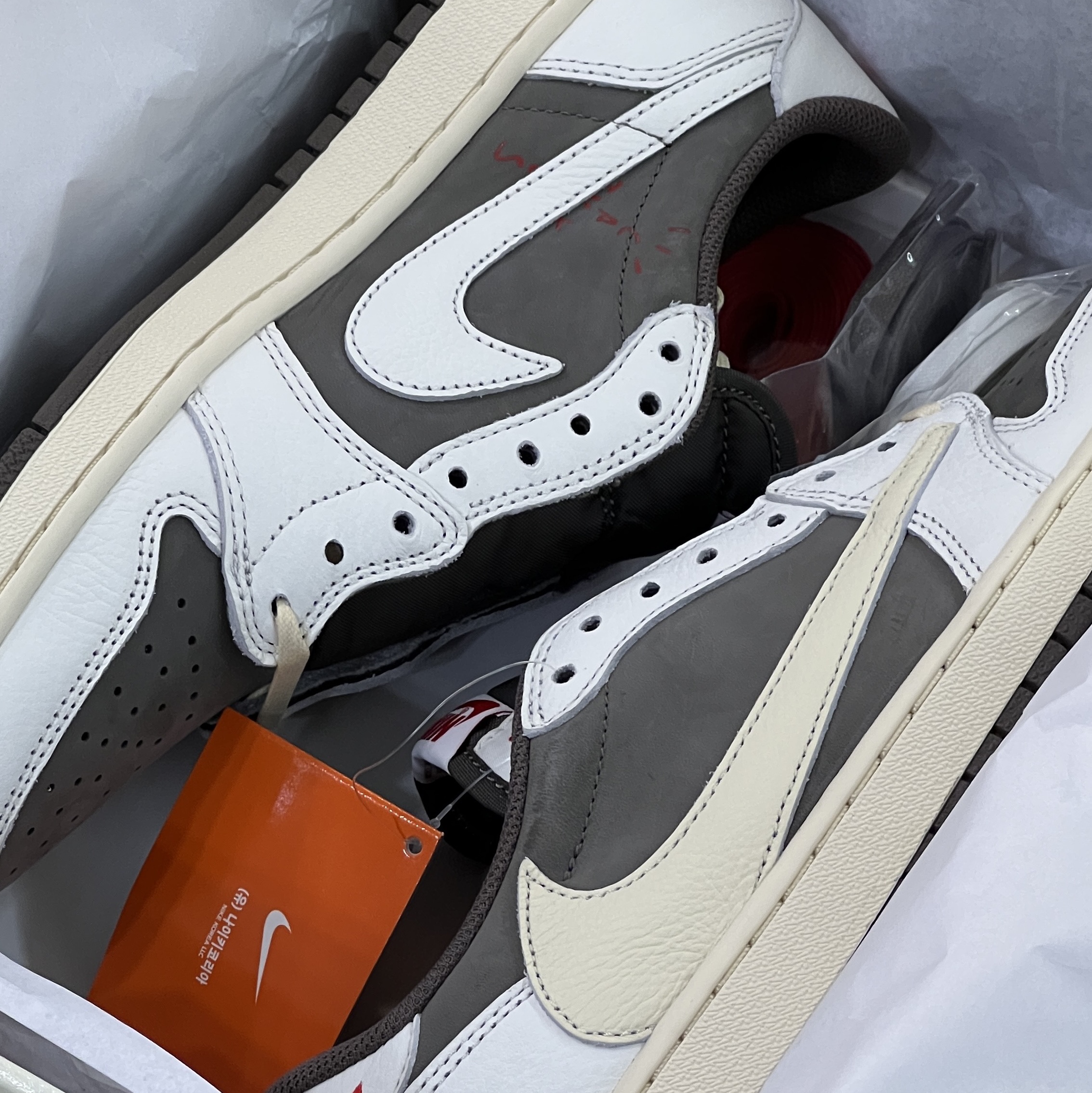 Jordan 1 x Travis Scott Retro Low OG SP Sail and Ridgerock 착용 스타일 - 2