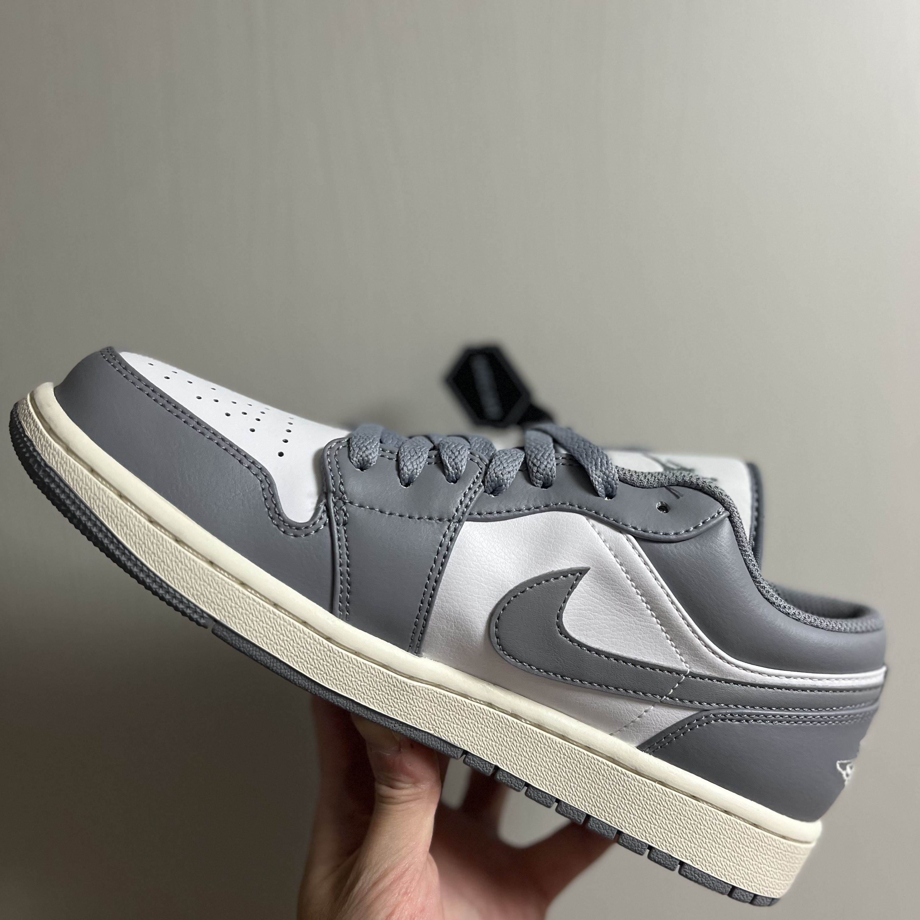 Jordan 1 Low Stealth and White 착용 스타일 - 1