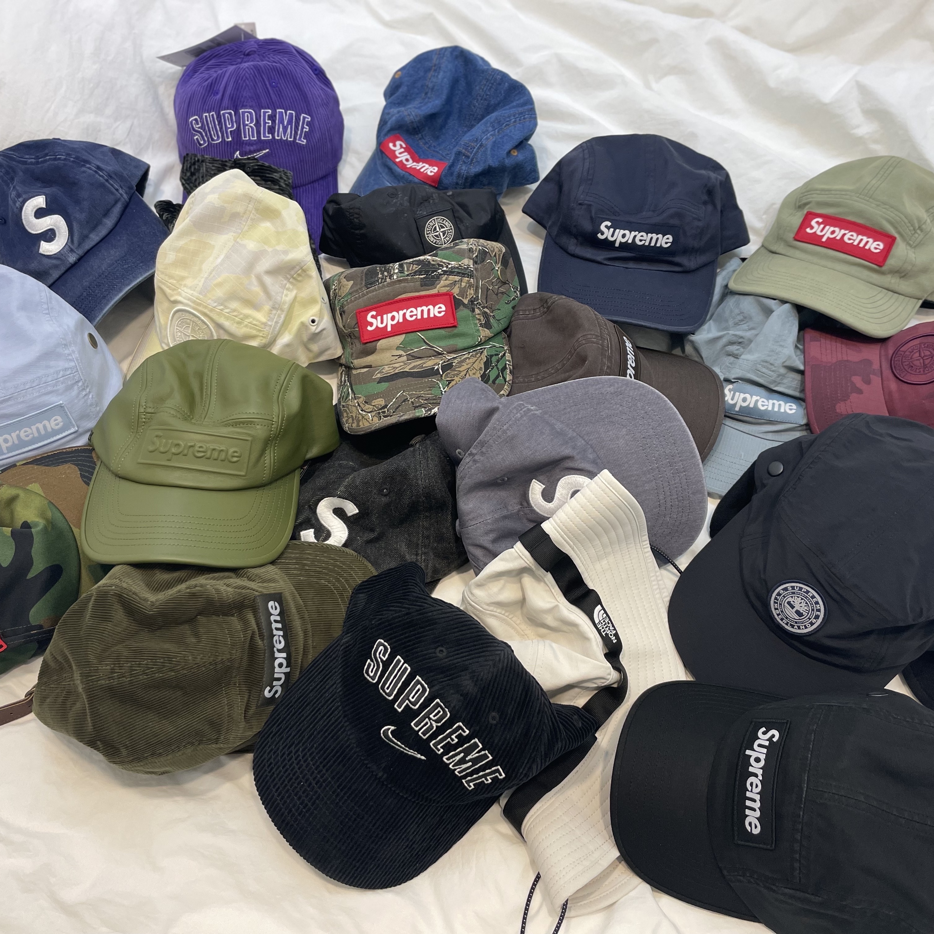 Supreme Pigment Print S Logo 6-Panel Indigo - 22FW, Supreme x Nike Arc Corduroy 6-Panel Black - 22SS 착용 스타일