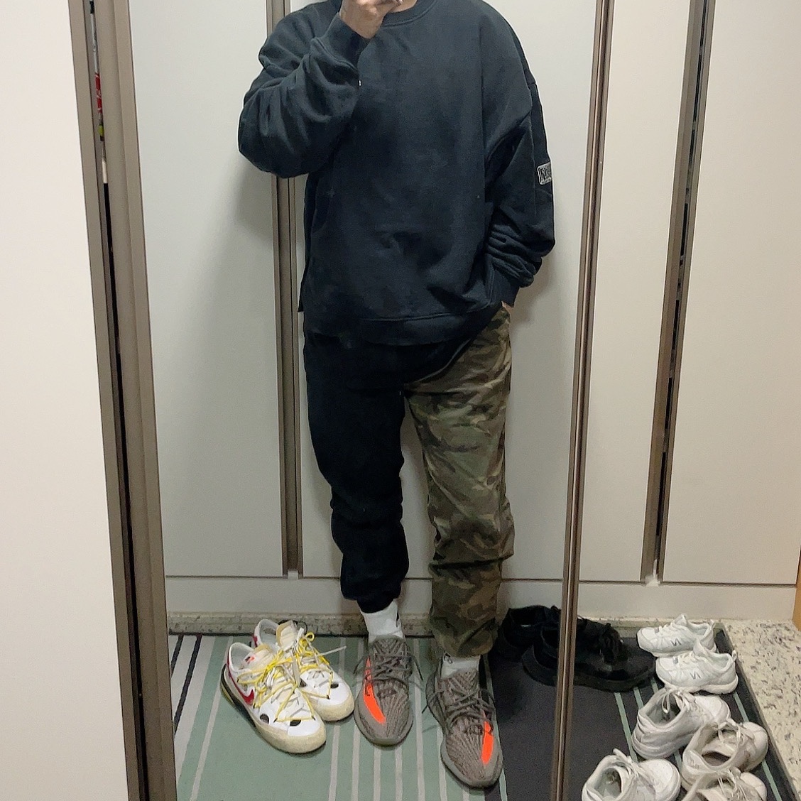 Adidas Yeezy Boost 350 V2 Beluga - Reflective, Nike x Off-White Blazer Low '77 White and University Red 착용 스타일 - 2