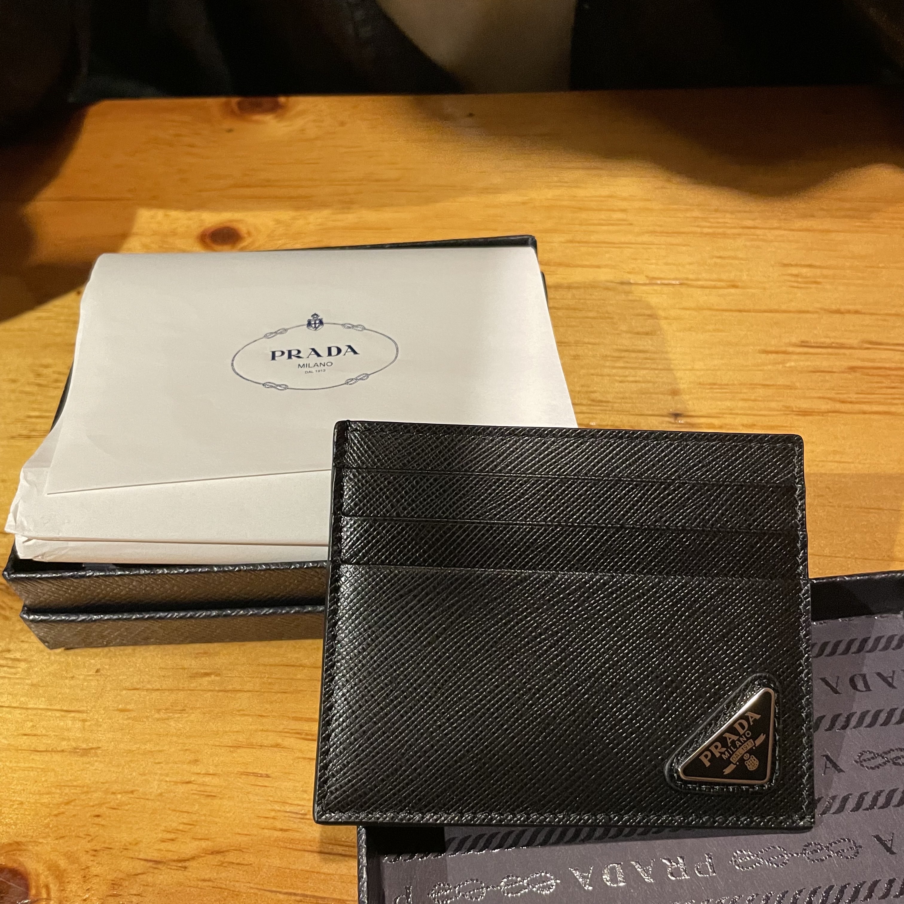 Prada Saffiano Leather Card Holder Black 착용 스타일