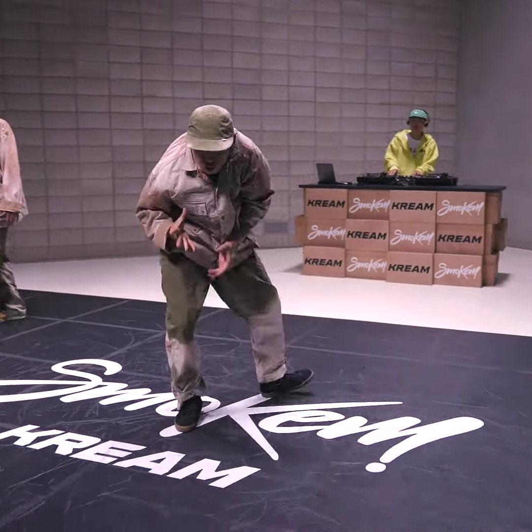 Adidas Yeezy Foam RNNR Sand 착용 스타일 - 4