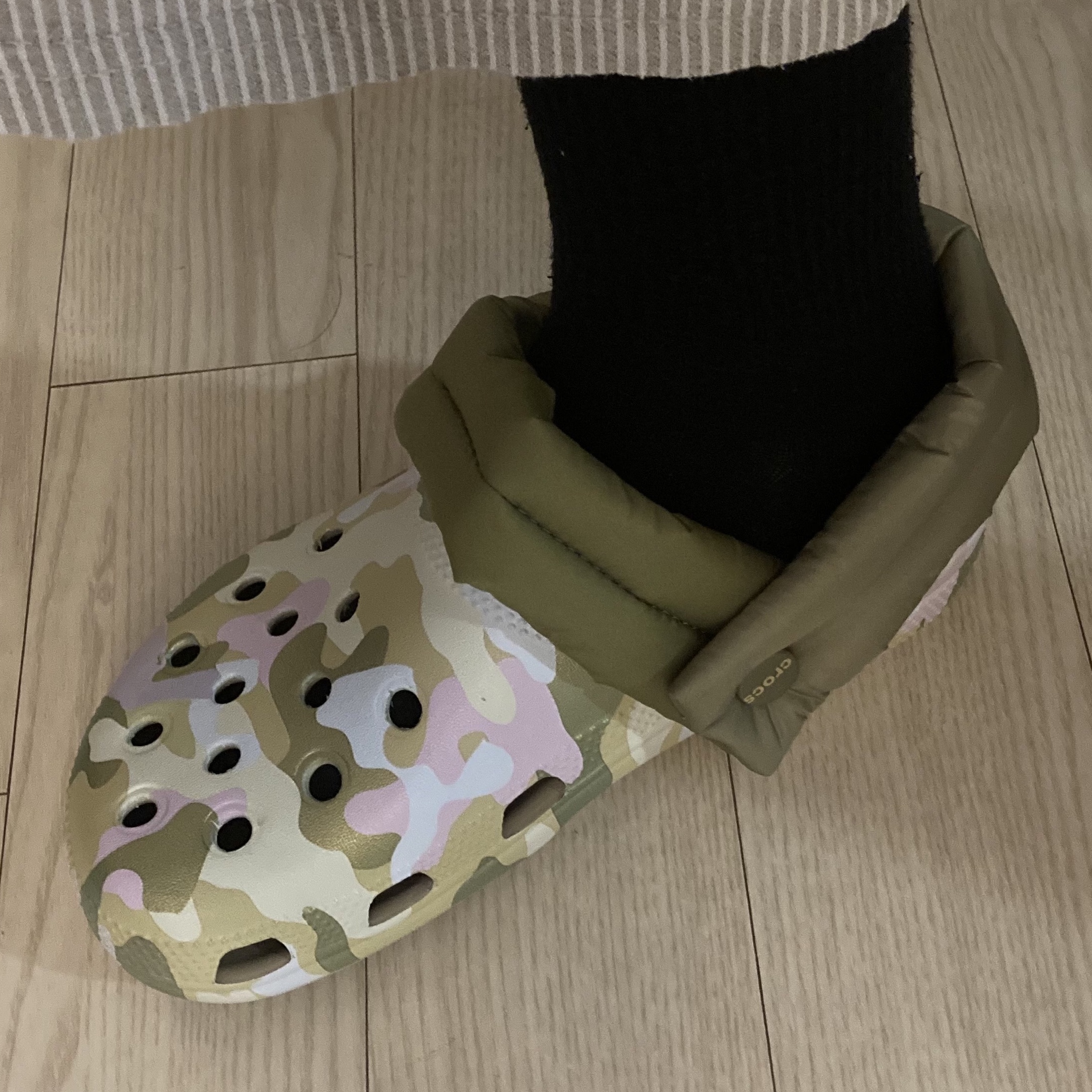 Crocs x Casestudy Classic Clog Multi 착용 스타일