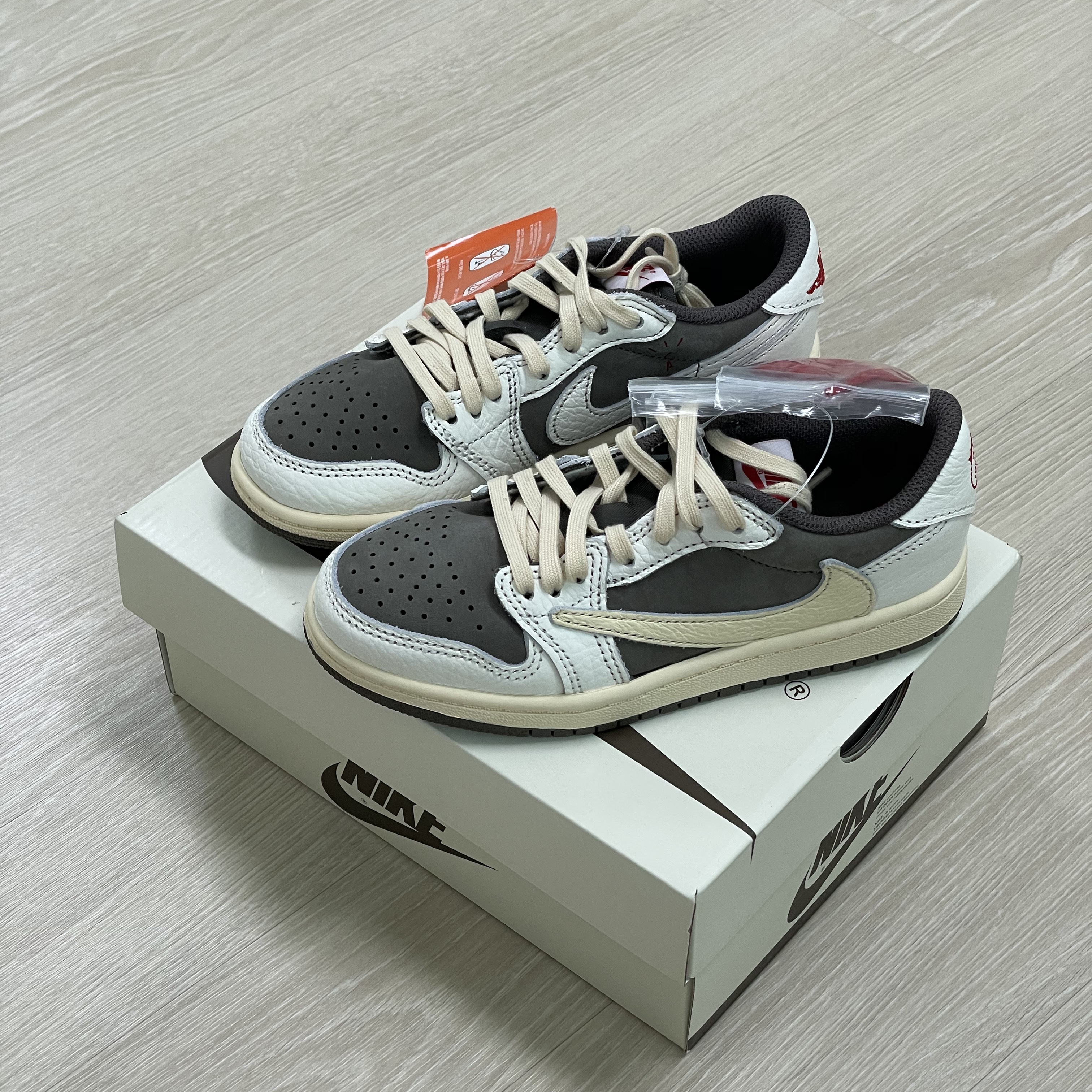 (PS) Jordan 1 x Travis Scott Retro Low OG SP Sail and Ridgerock 착용 스타일 - 1