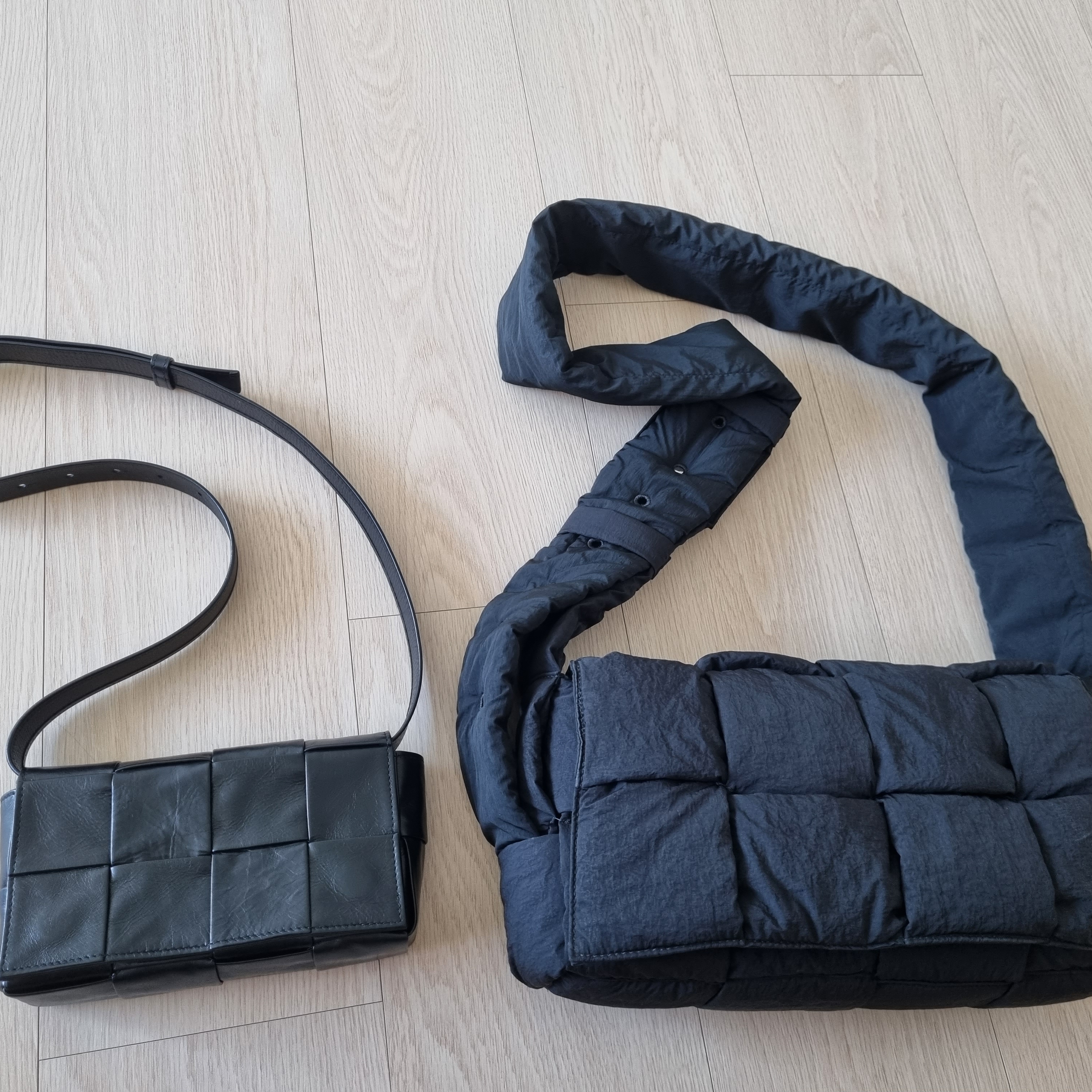 Bottega Veneta Padded Tech Cassette Black, Bottega Veneta Grained Leather Mini Cassette Belt Bag Black Parakeet 착용 스타일 - 1