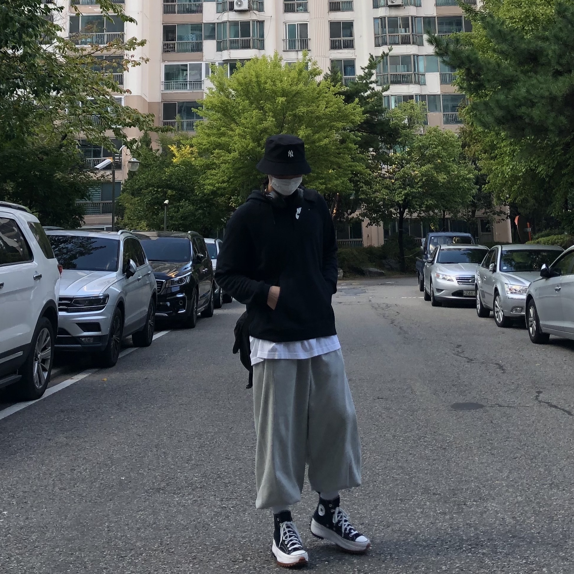 Converse Run Star Hike Hi Black White Gum 착용 스타일 - 1